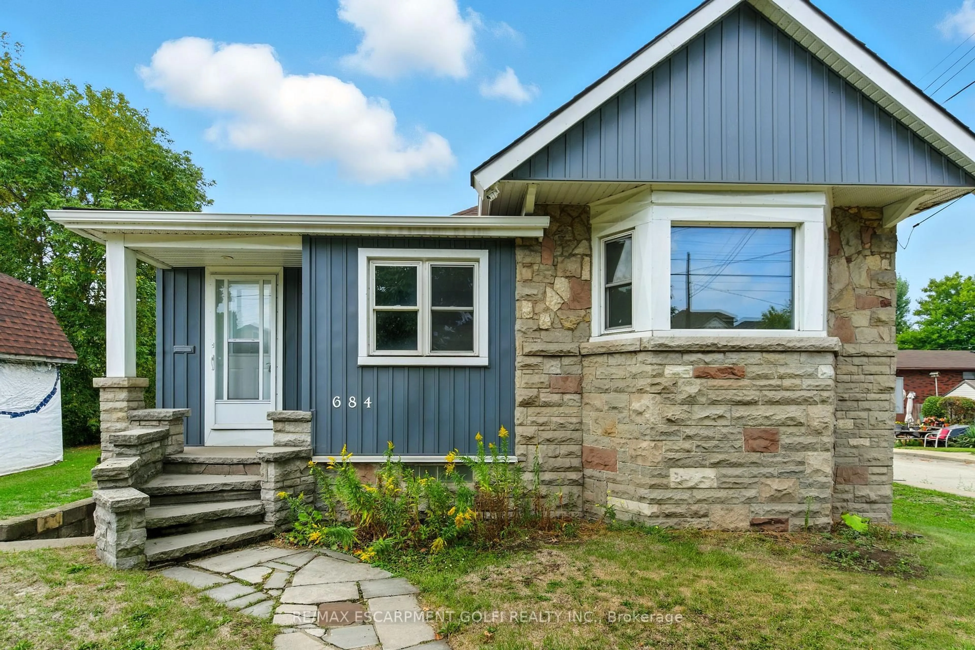 Home with vinyl exterior material, street for 684 Beach Blvd, Hamilton Ontario L8H 6Y4
