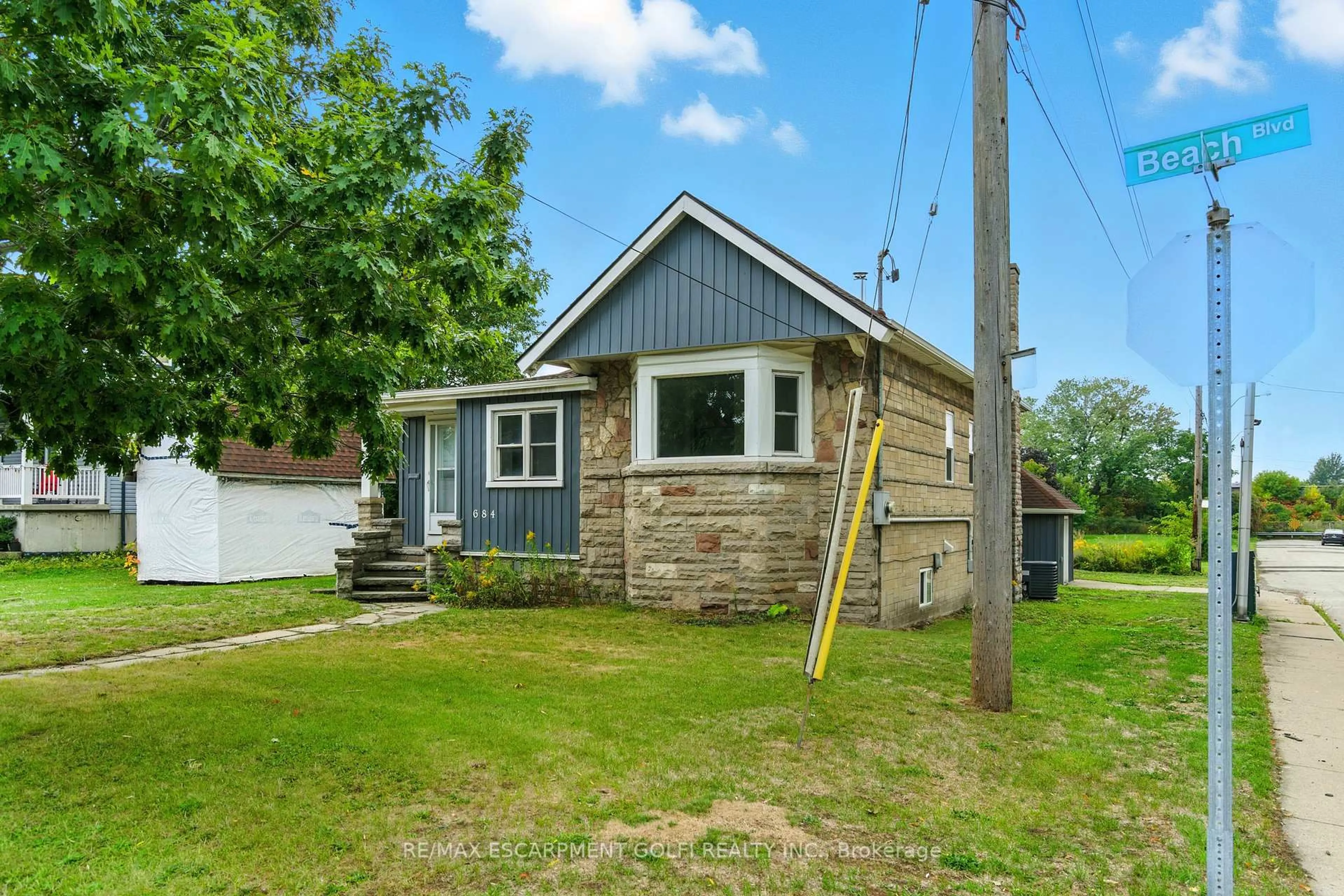 Shed for 684 Beach Blvd, Hamilton Ontario L8H 6Y4