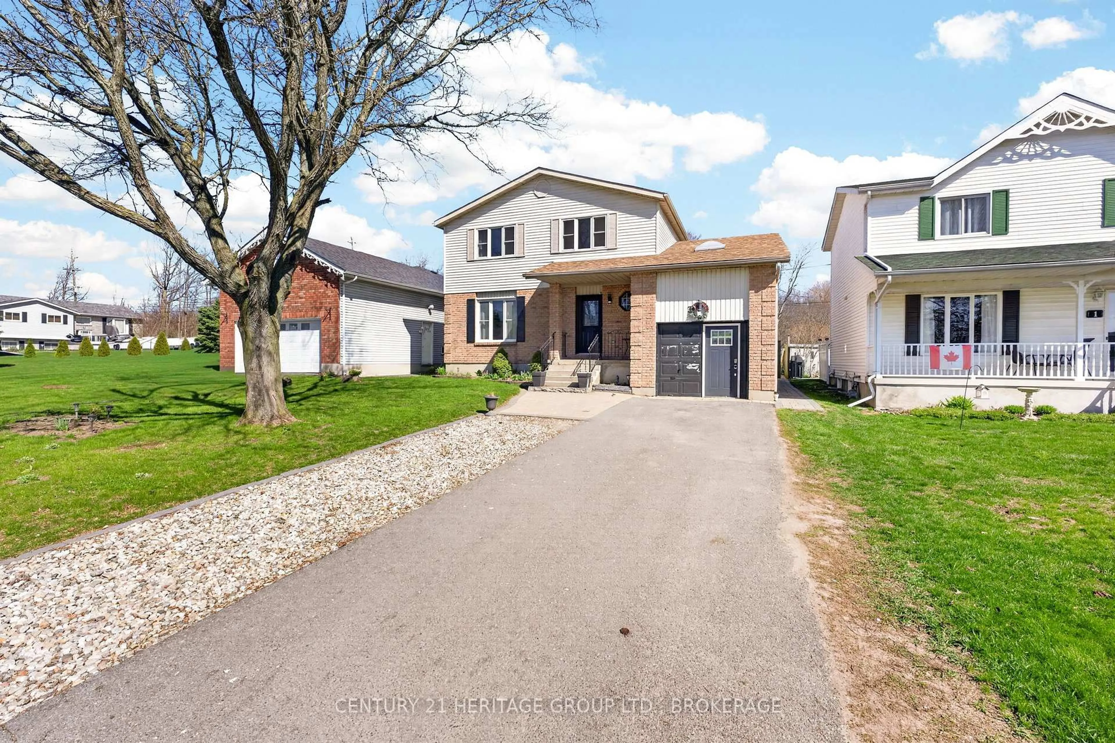 A pic from outside/outdoor area/front of a property/back of a property/a pic from drone, street for 3 Keates Pl, Kingston Ontario K7K 7A2