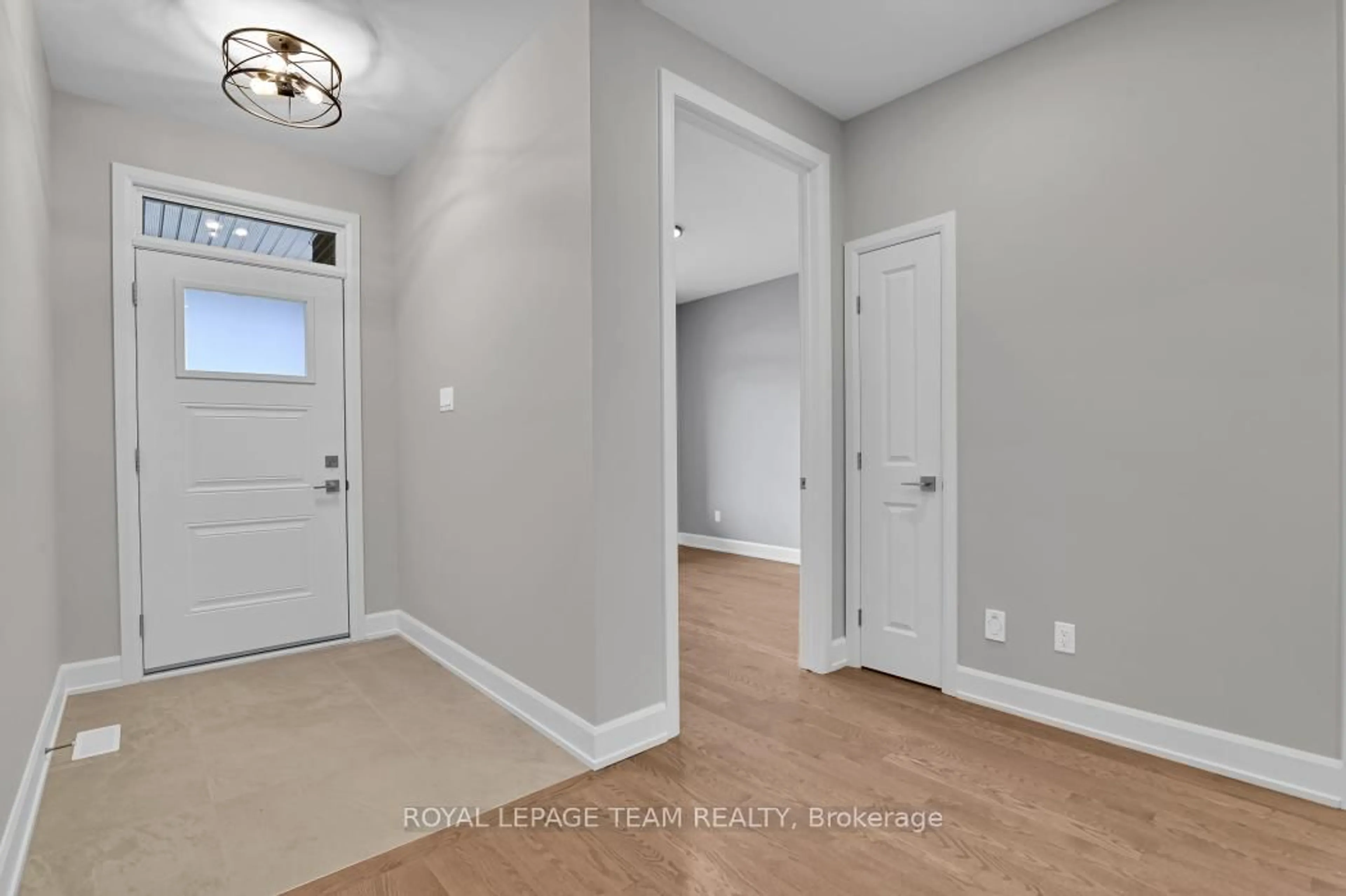 Indoor entryway for 1181 Potter Dr, Brockville Ontario K6V 0G8