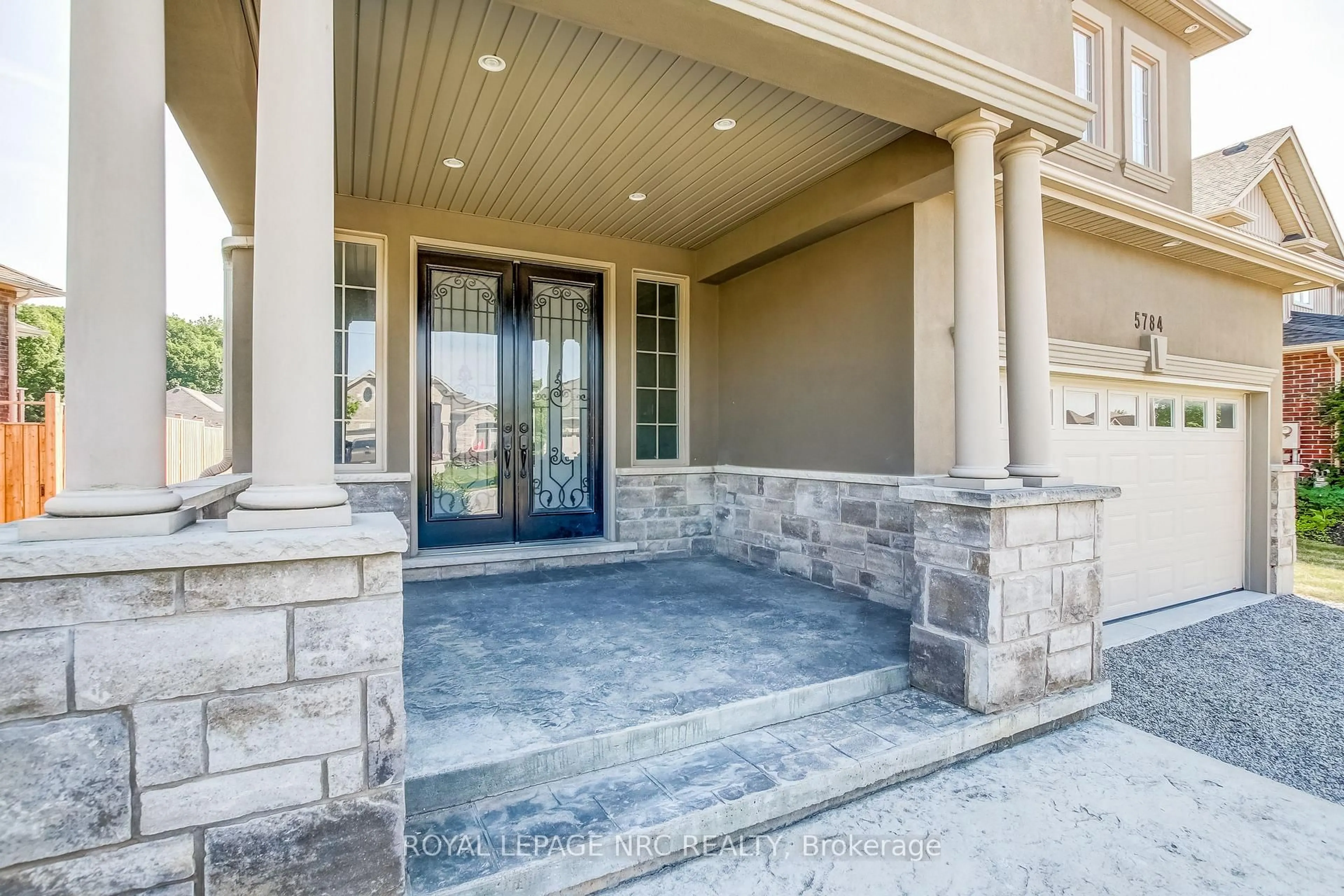 Indoor entryway for 5784 Ironwood St, Niagara Falls Ontario L2H 0G4