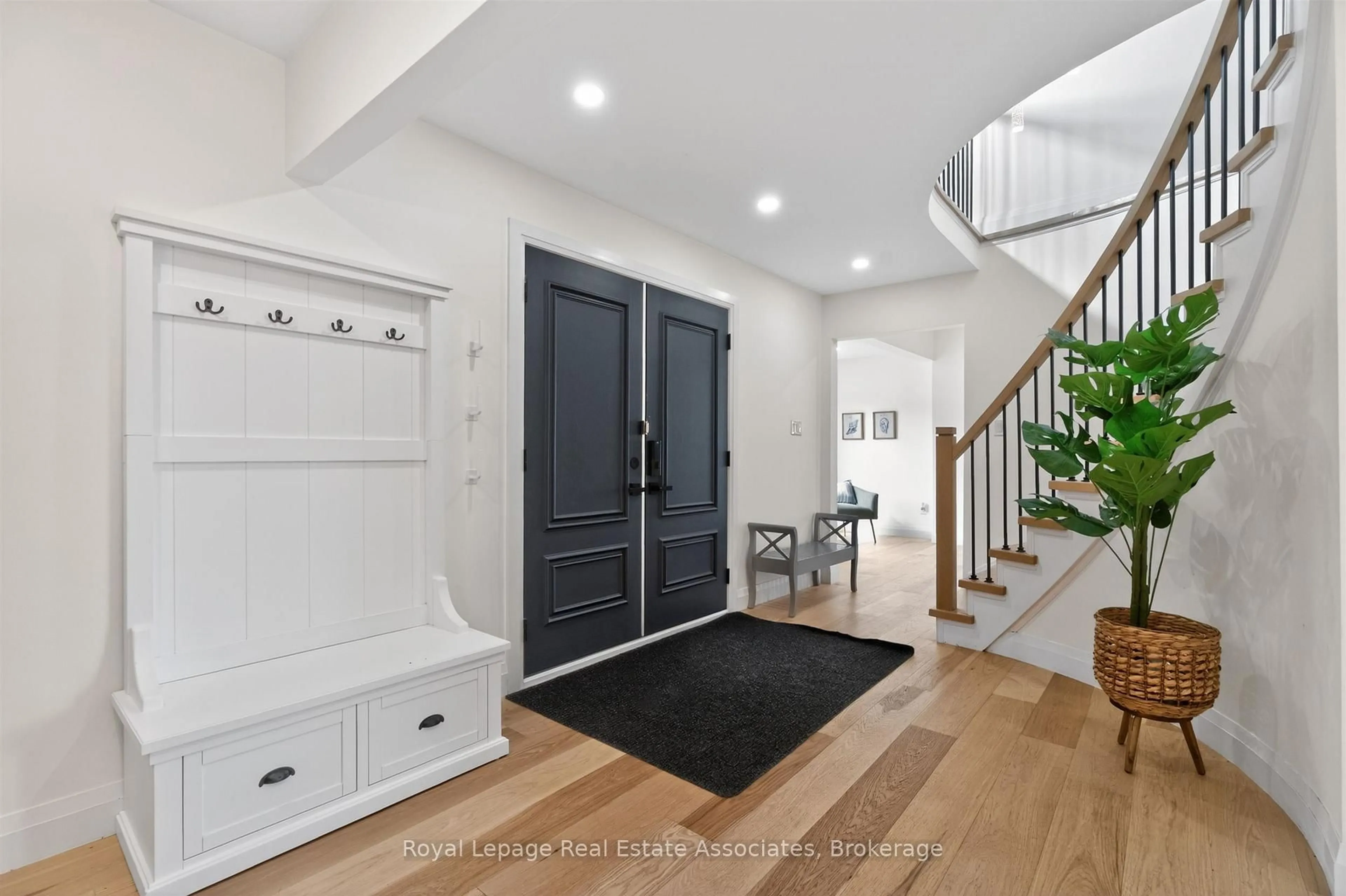 Indoor entryway for 382 Nelles Rd, Grimsby Ontario L3M 2Z9