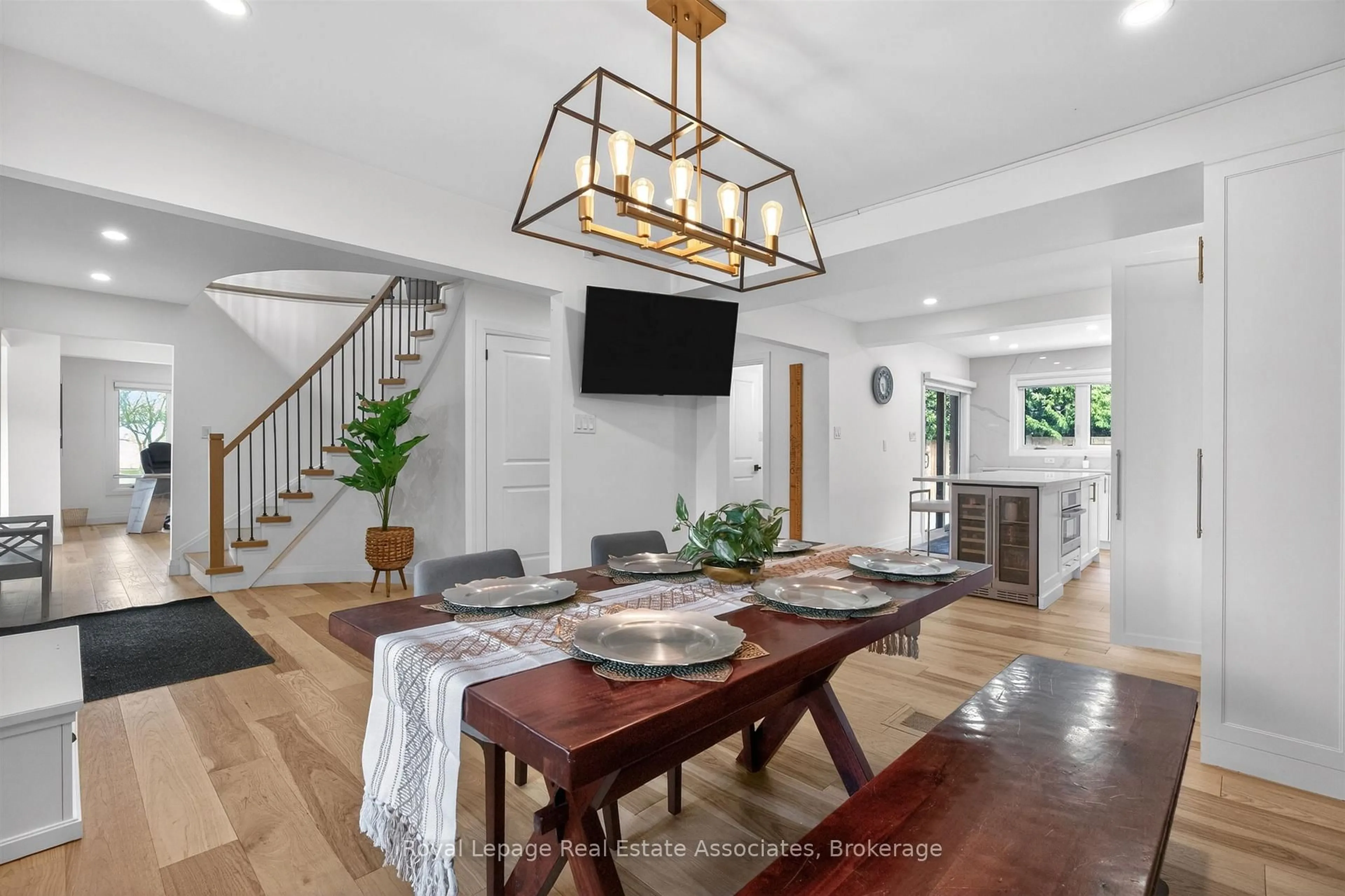 Open concept kitchen, unknown for 382 Nelles Rd, Grimsby Ontario L3M 2Z9