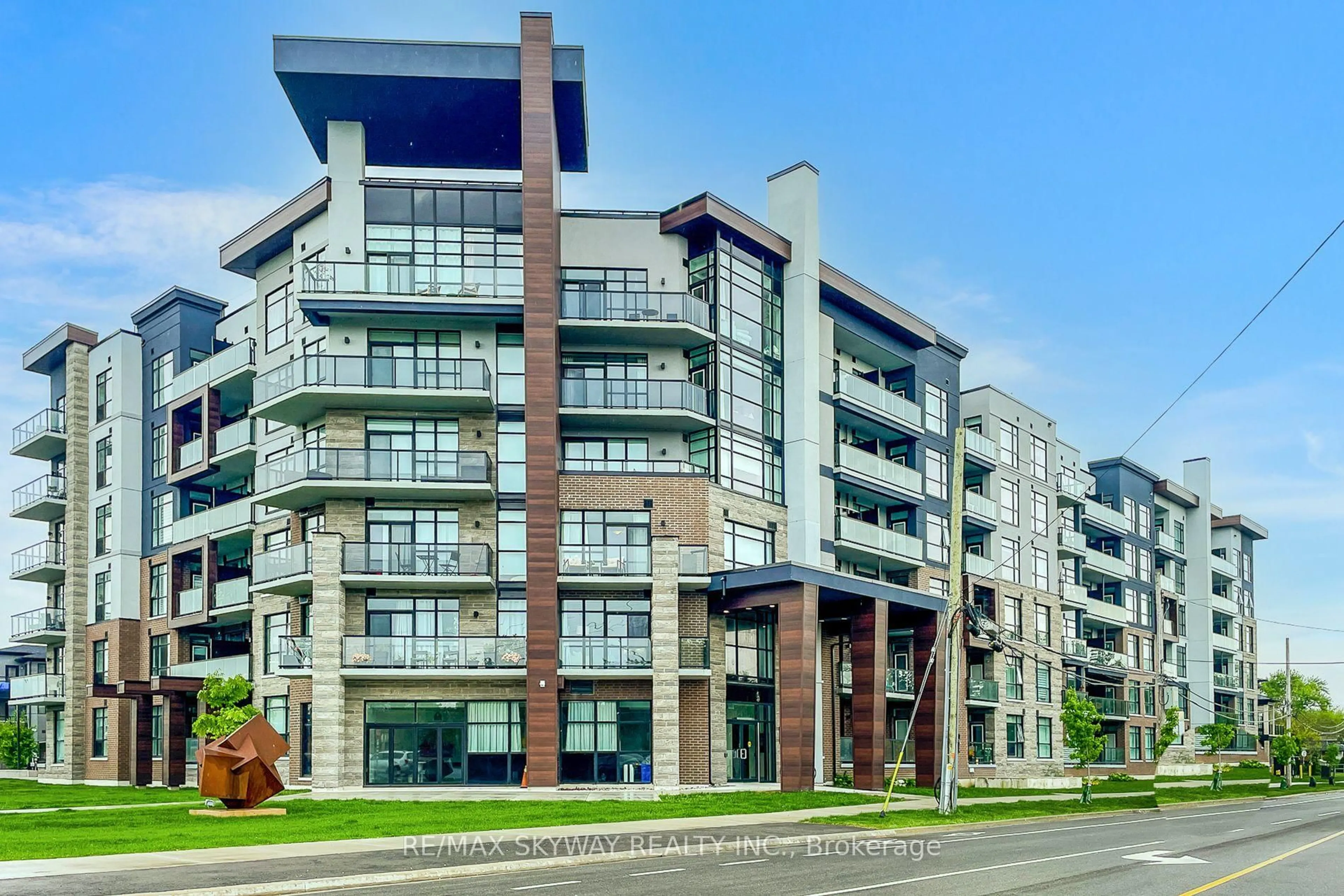Indoor foyer for 600 North Service Rd #306, Hamilton Ontario L8E 0L2