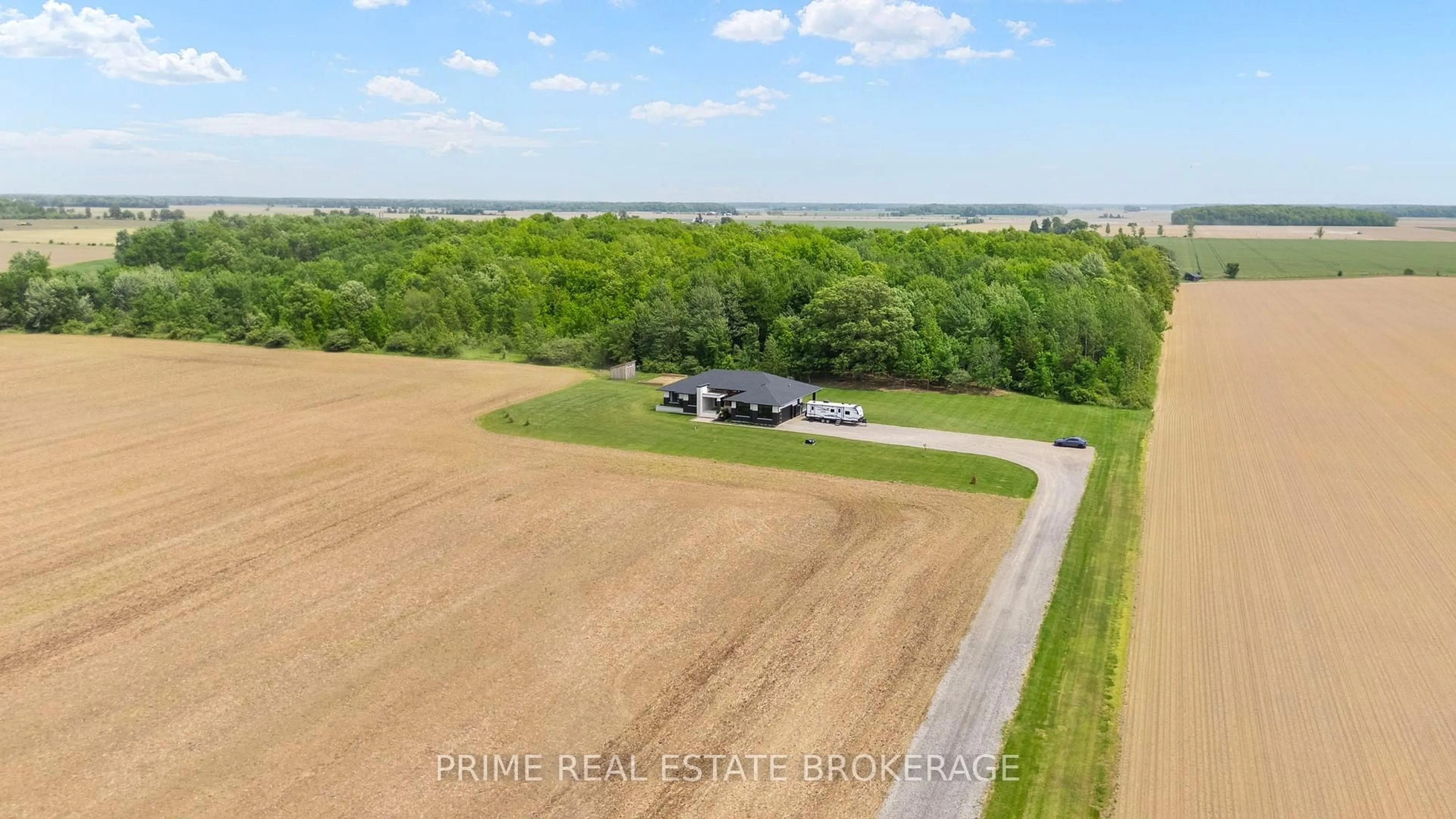 A pic from outside/outdoor area/front of a property/back of a property/a pic from drone, unknown for 818 Oil Heritage Rd, Chatham-Kent Ontario N0P 1M0