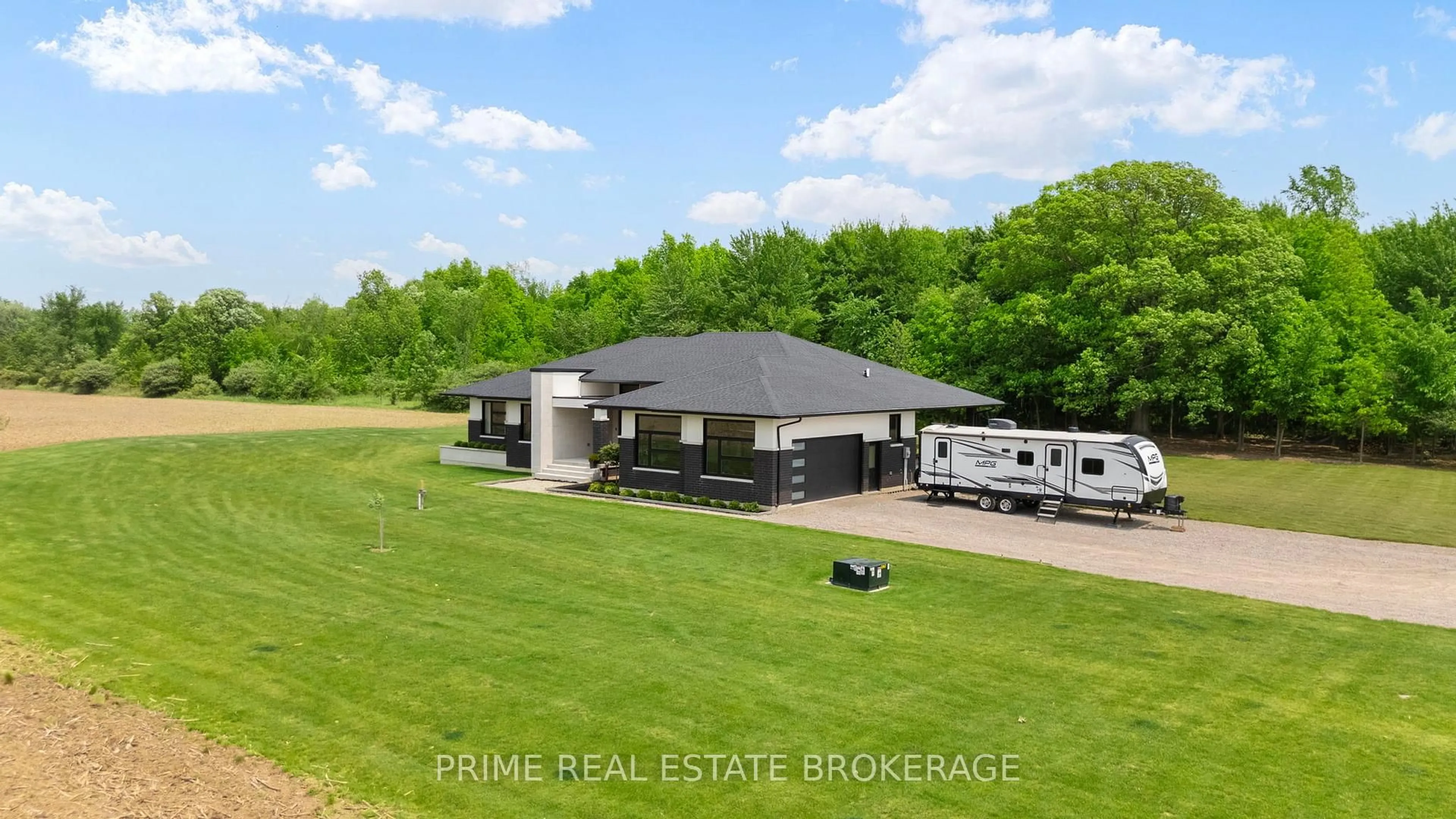 A pic from outside/outdoor area/front of a property/back of a property/a pic from drone, building for 818 Oil Heritage Rd, Chatham-Kent Ontario N0P 1M0