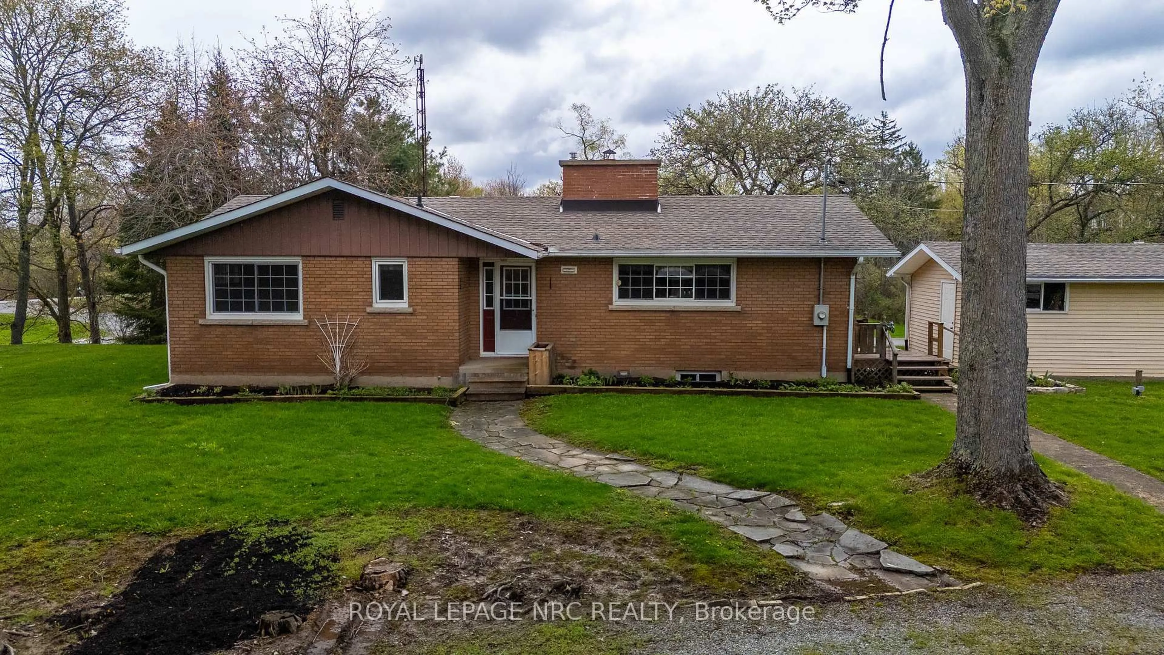 A pic from outside/outdoor area/front of a property/back of a property/a pic from drone, street for 53 Pearson Rd, Welland Ontario L3B 5N4