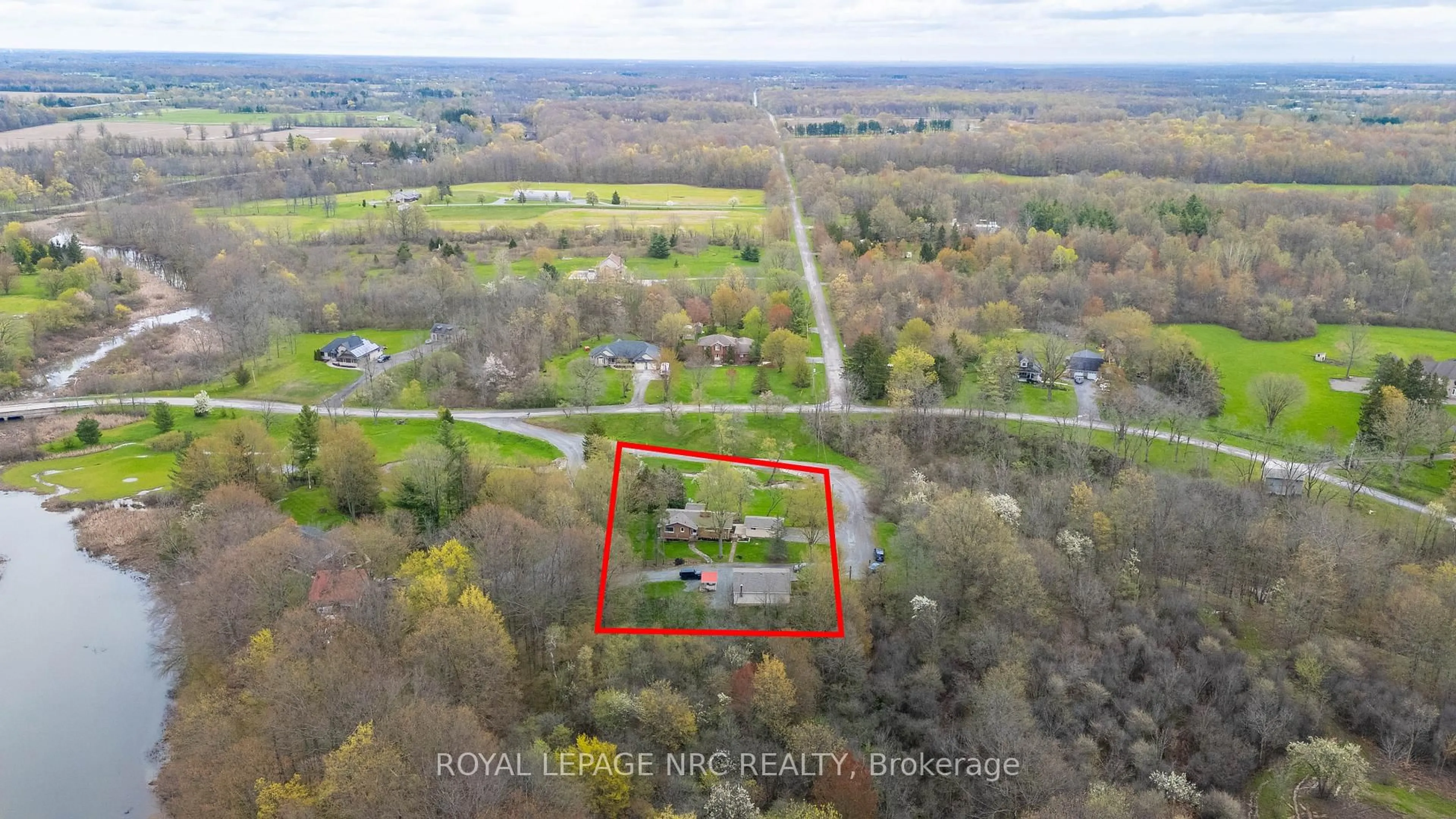 A pic from outside/outdoor area/front of a property/back of a property/a pic from drone, unknown for 53 Pearson Rd, Welland Ontario L3B 5N4