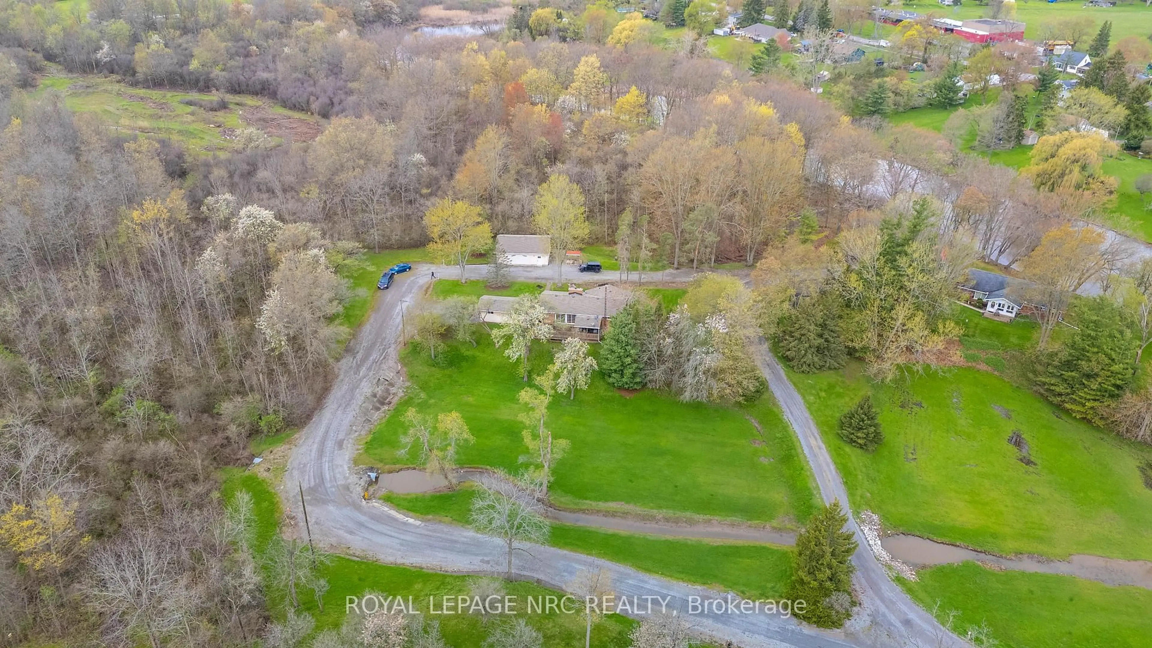 A pic from outside/outdoor area/front of a property/back of a property/a pic from drone, unknown for 53 Pearson Rd, Welland Ontario L3B 5N4