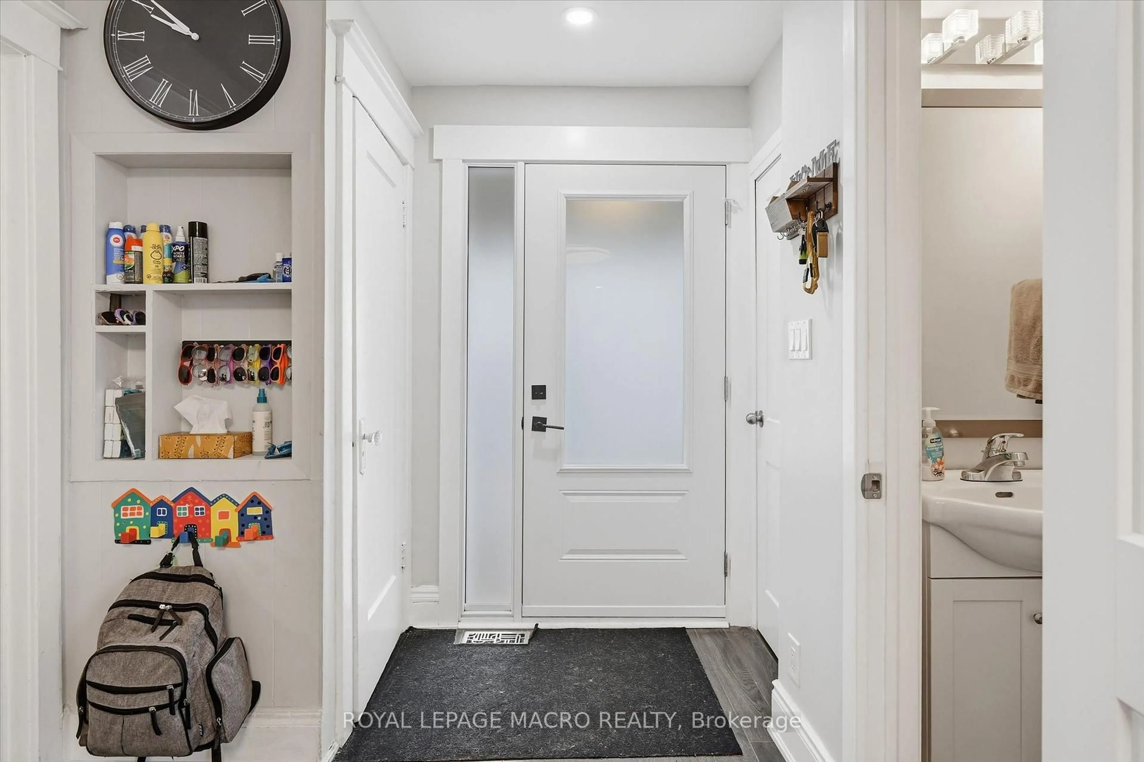 Indoor entryway for 46 Mayflower Ave, Hamilton Ontario L8L 2K4