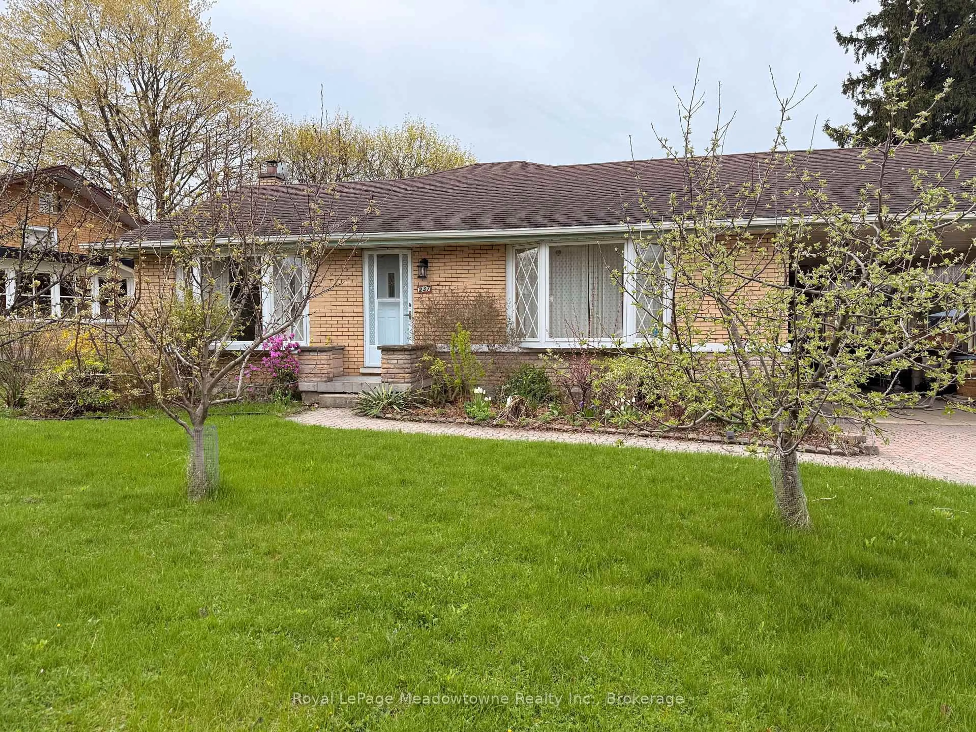 A pic from outside/outdoor area/front of a property/back of a property/a pic from drone, street for 237 Woodhaven Rd, Kitchener Ontario N2C 1V6