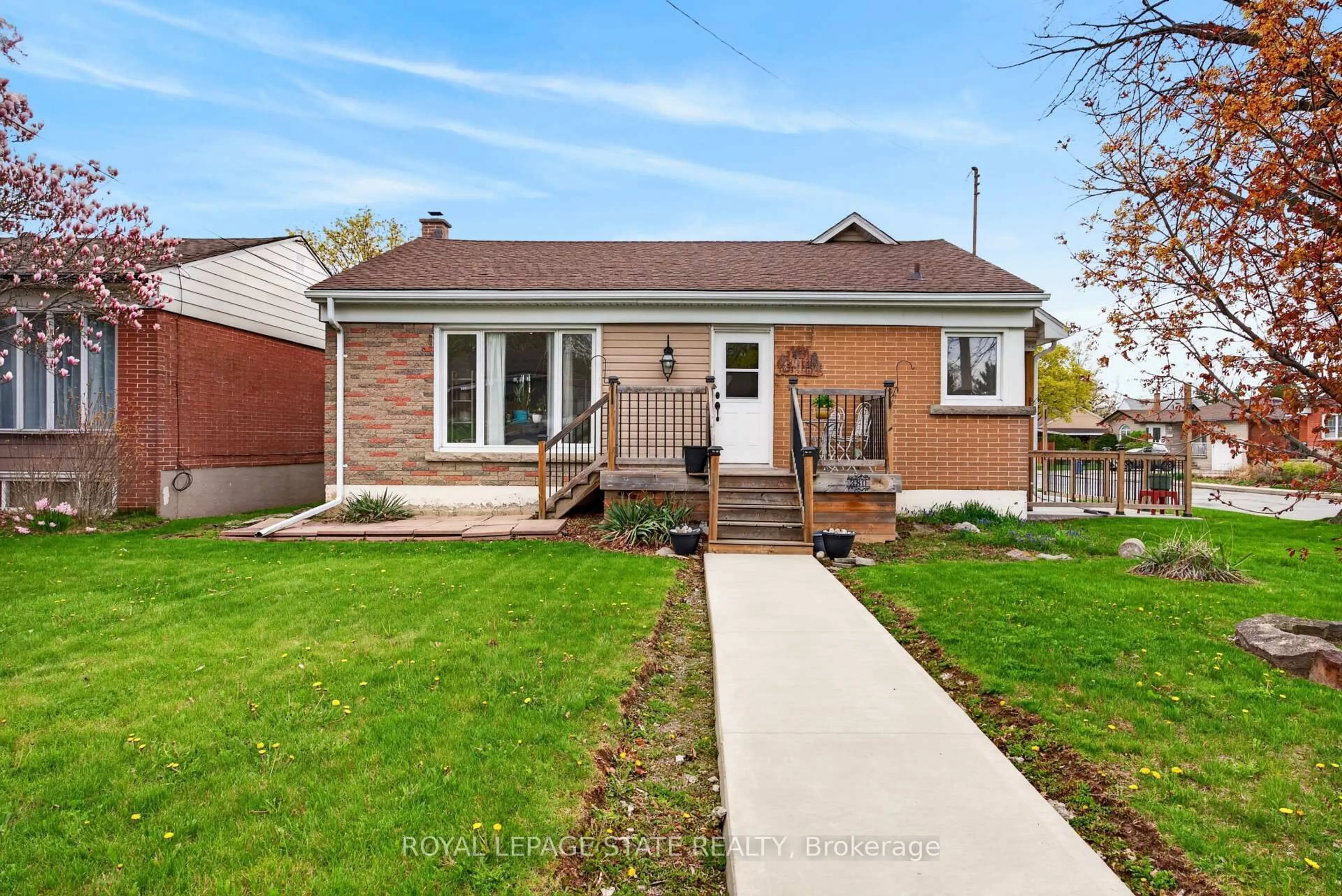 Home with brick exterior material, street for 380 East 37th St, Hamilton Ontario L8V 4B8