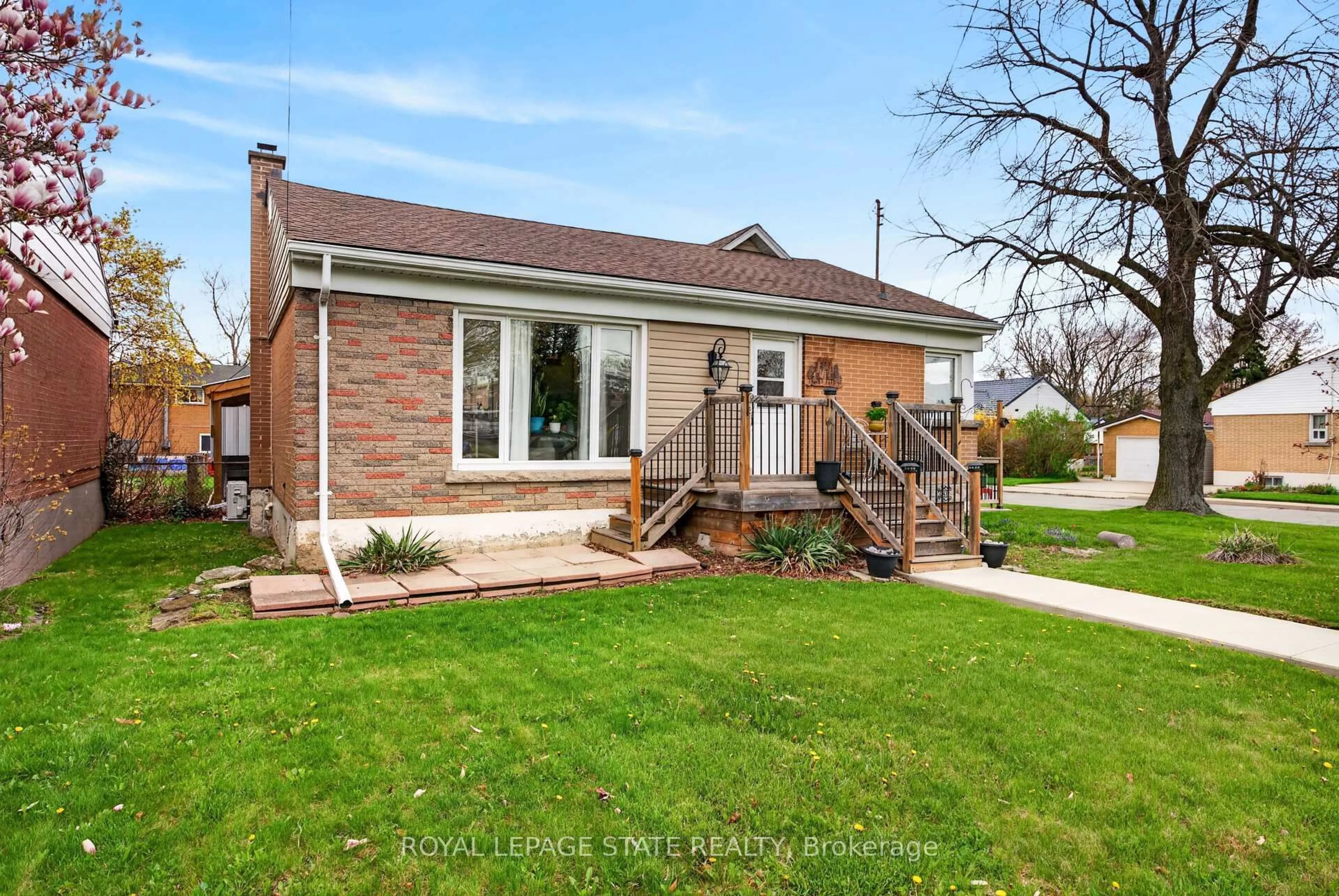 Home with brick exterior material, street for 380 East 37th St, Hamilton Ontario L8V 4B8