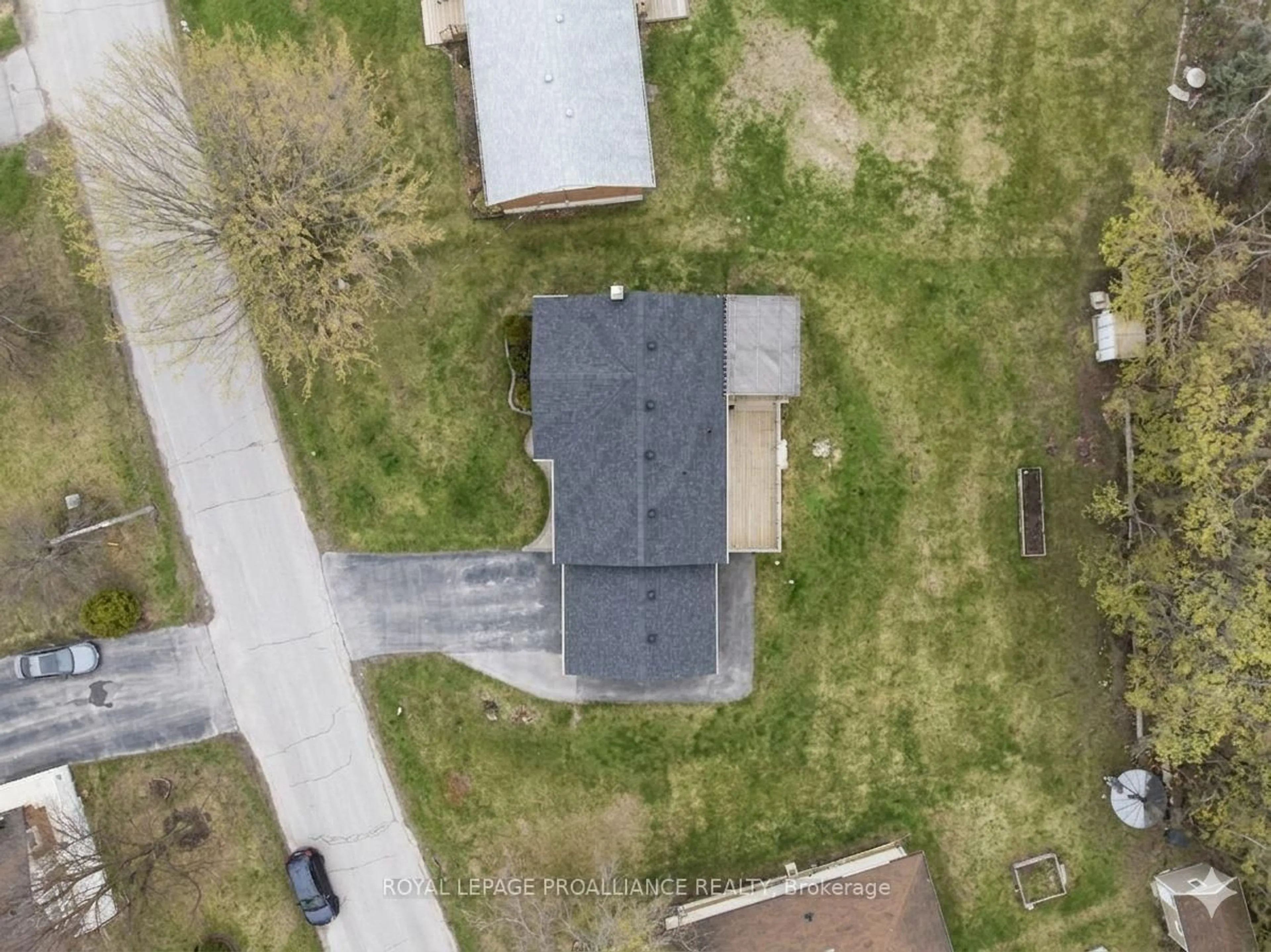 A pic from outside/outdoor area/front of a property/back of a property/a pic from drone, street for 836 Stewart Dr, Peterborough Ontario K9J 7R4