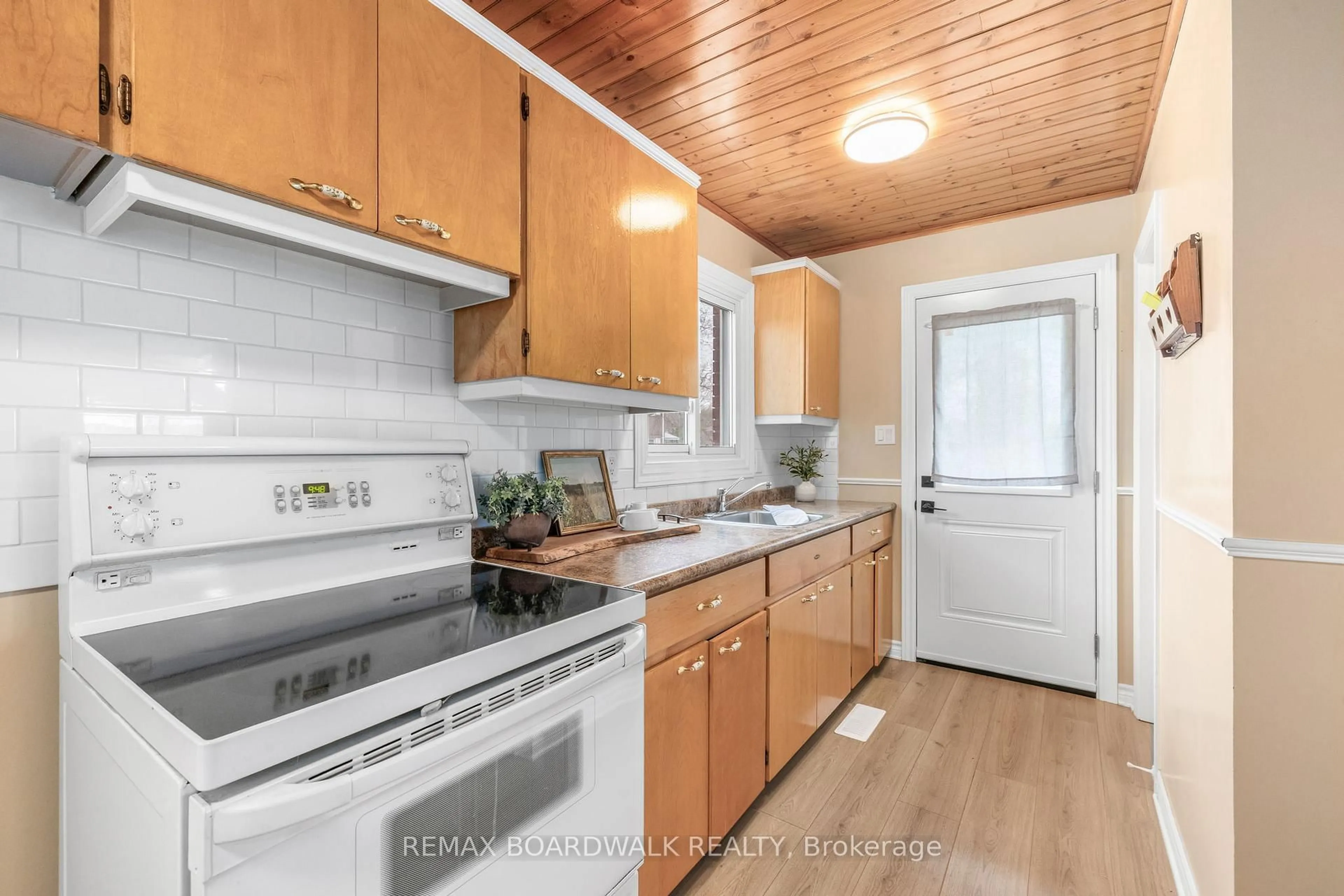 Standard kitchen, unknown for 52 George Ave, Perth Ontario K7H 2Y9