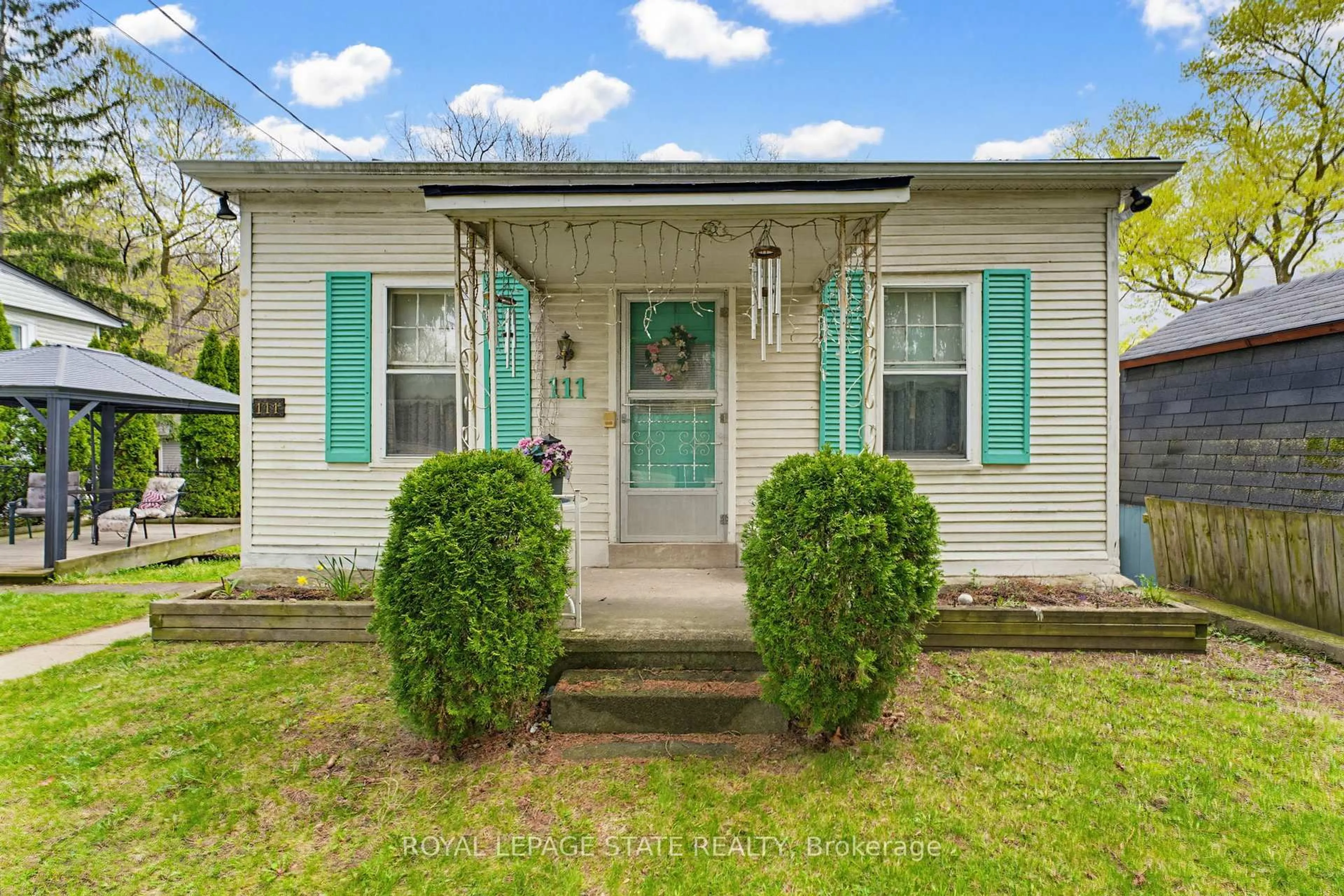 Home with vinyl exterior material, street for 111 Sydenham St, Hamilton Ontario L9H 2V5