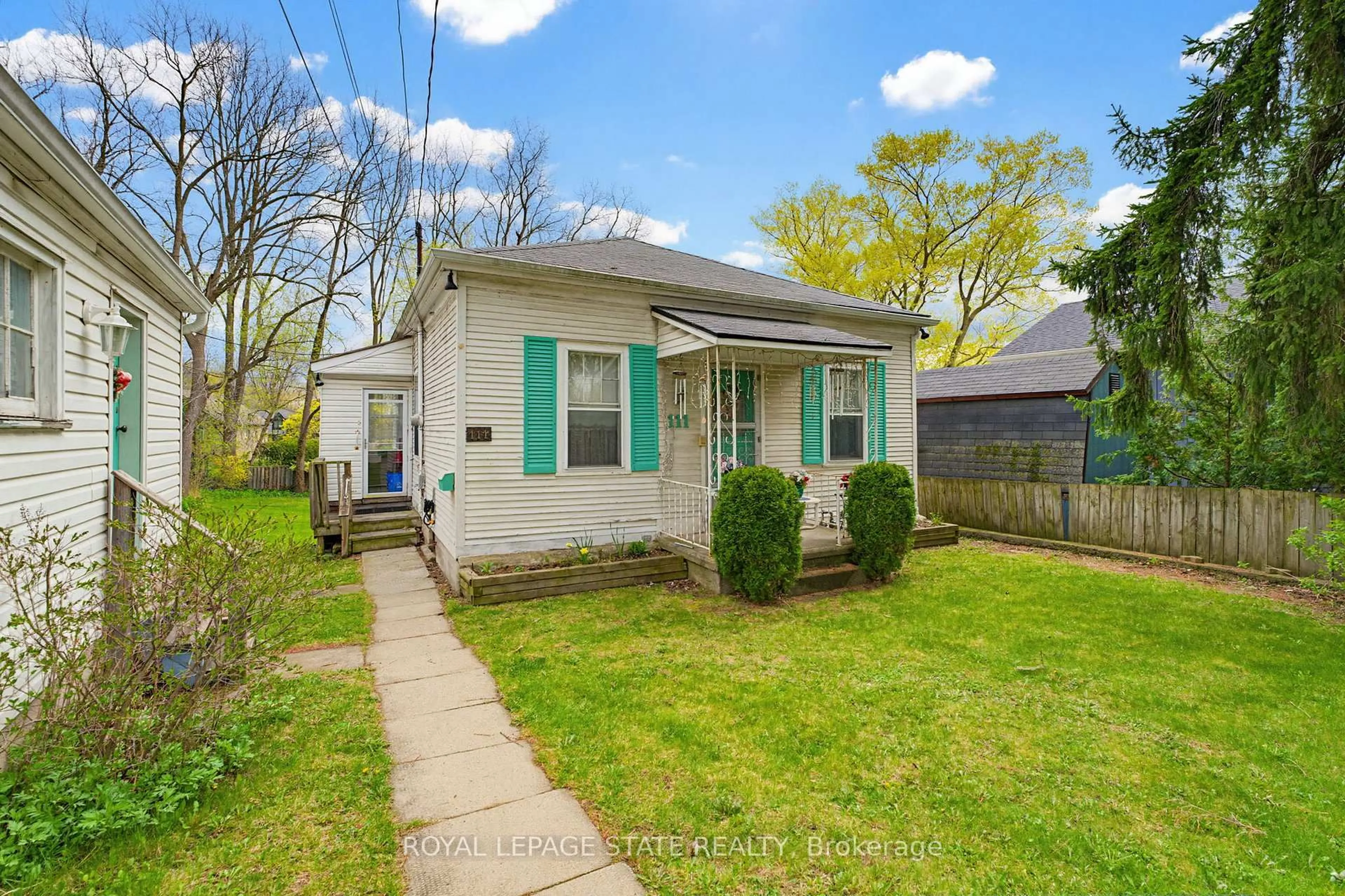 A pic from outside/outdoor area/front of a property/back of a property/a pic from drone, street for 111 Sydenham St, Hamilton Ontario L9H 2V5