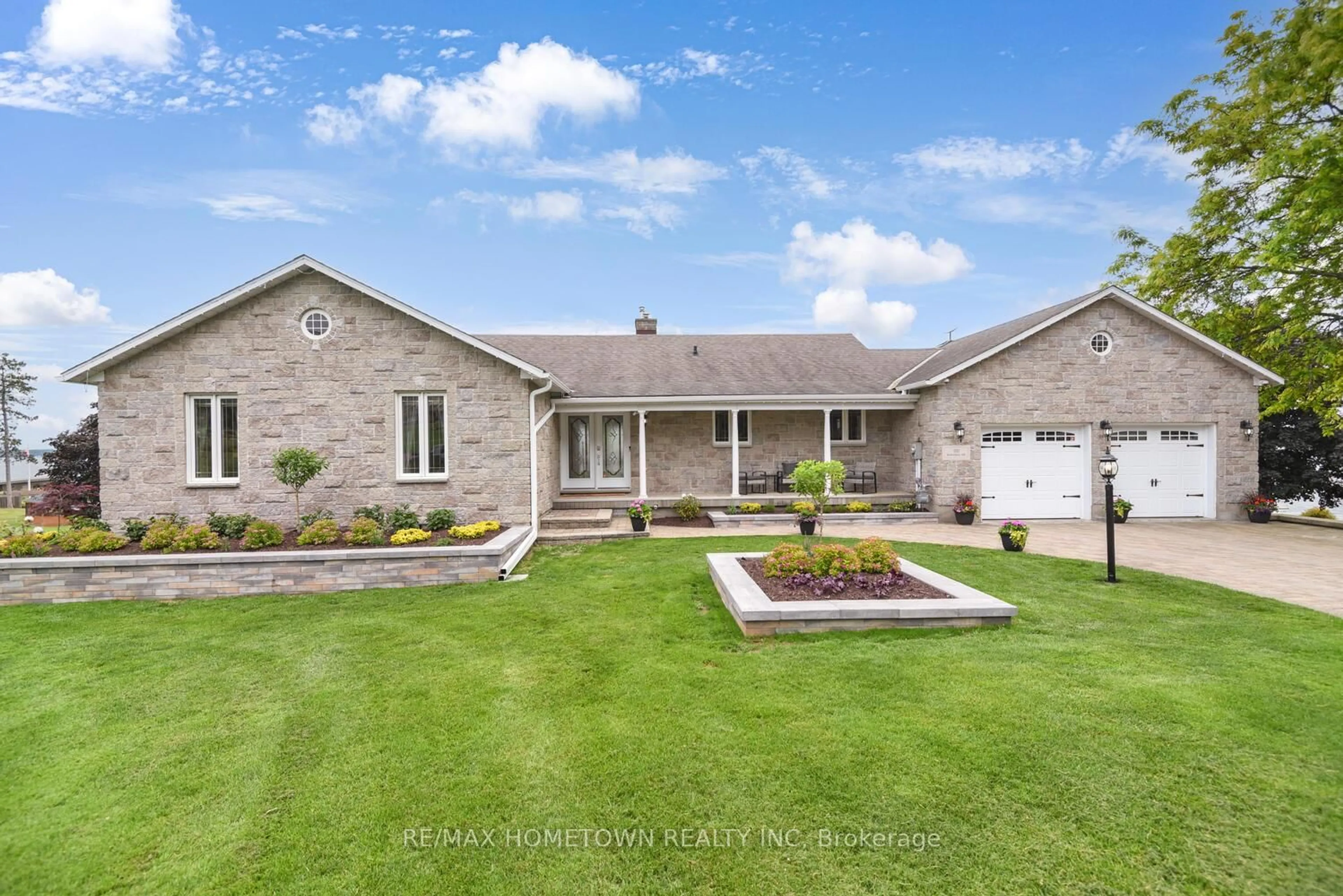 A pic from outside/outdoor area/front of a property/back of a property/a pic from drone, street for 1111 Burnside Dr, Augusta Ontario K6V 5T1