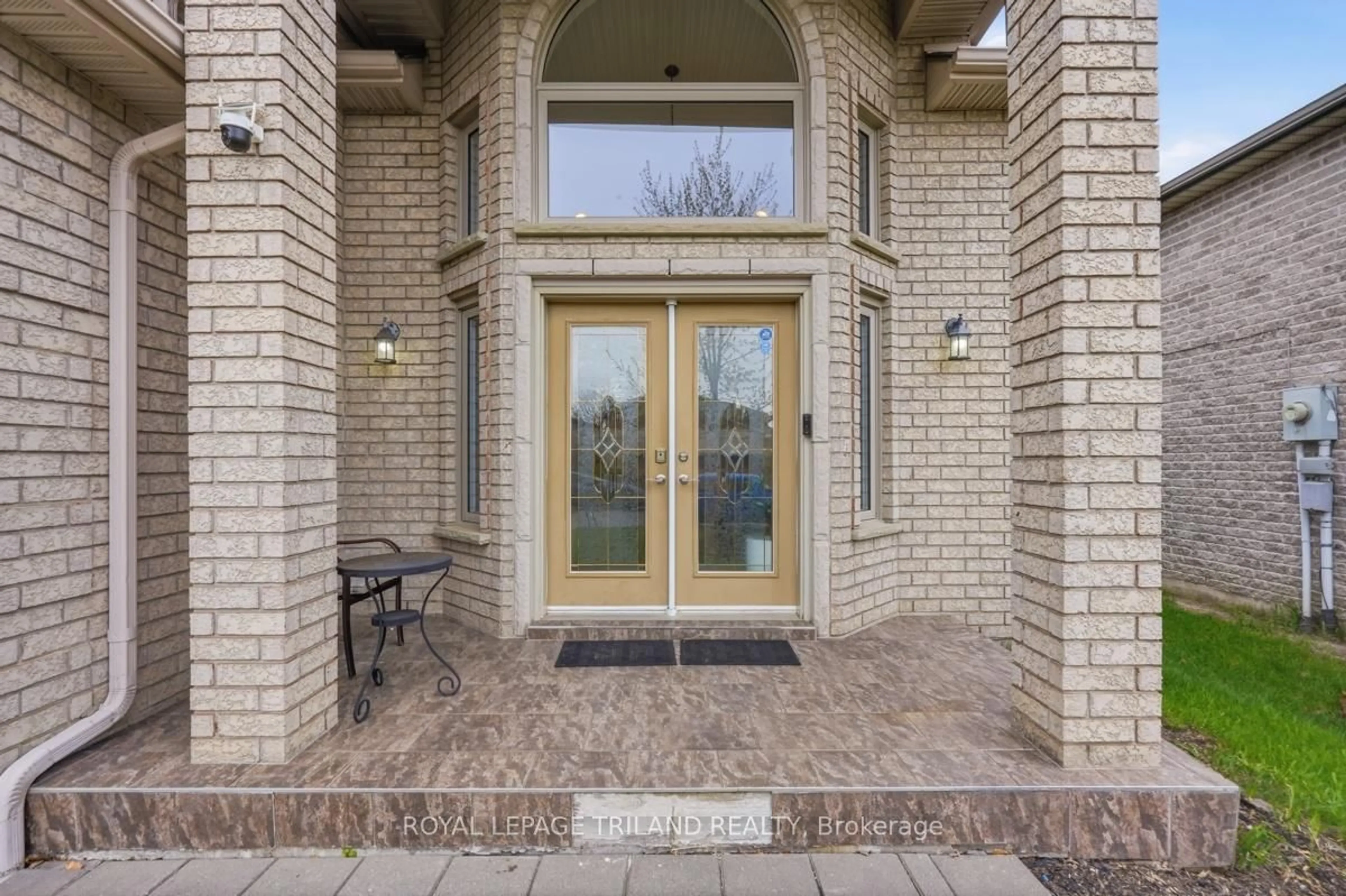 Indoor entryway for 1687 Seymour Cres, London North Ontario N6G 5N5