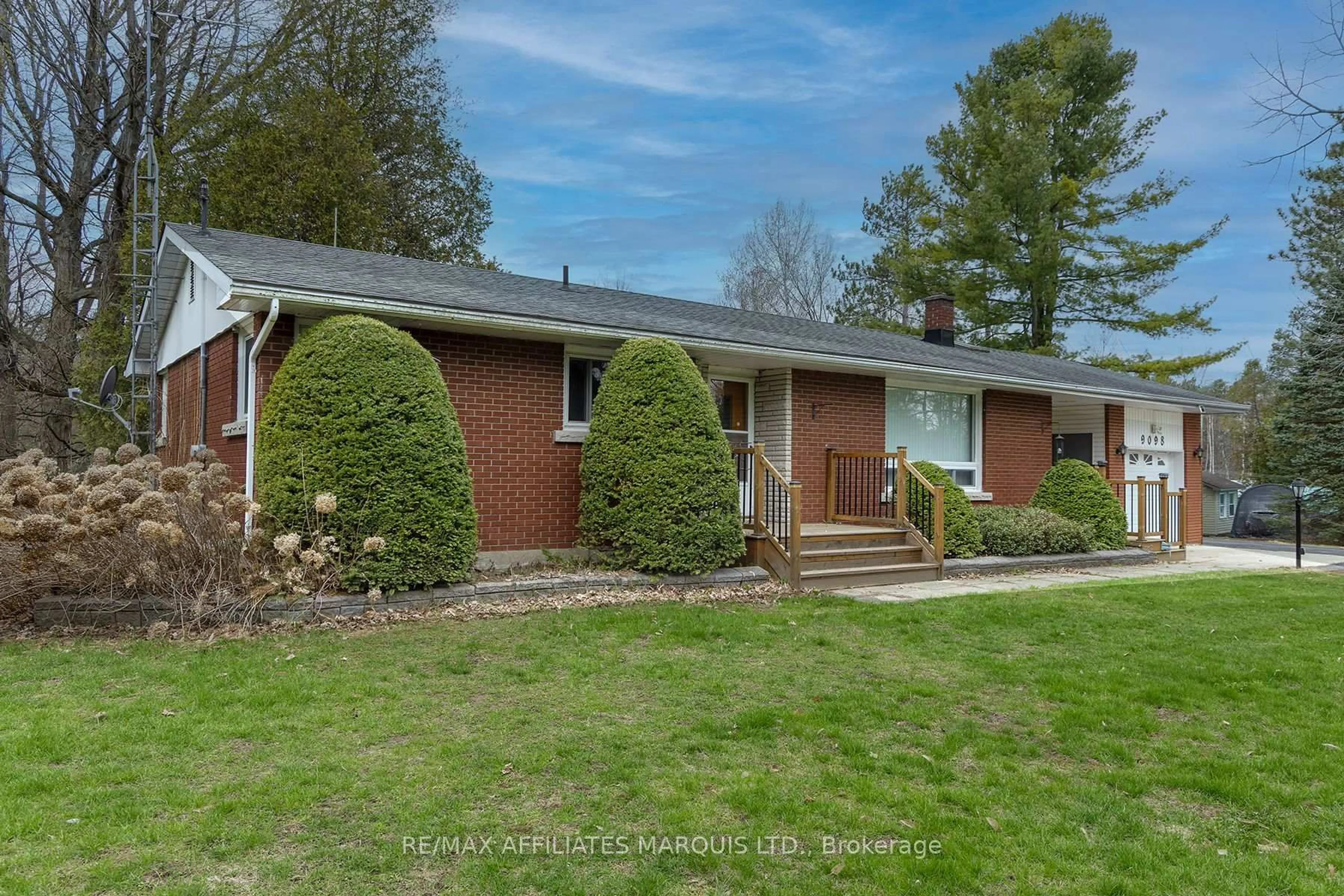 Home with brick exterior material, unknown for 9098 County Rd 44 Rd, Edwardsburgh/Cardinal Ontario K0C 1X0