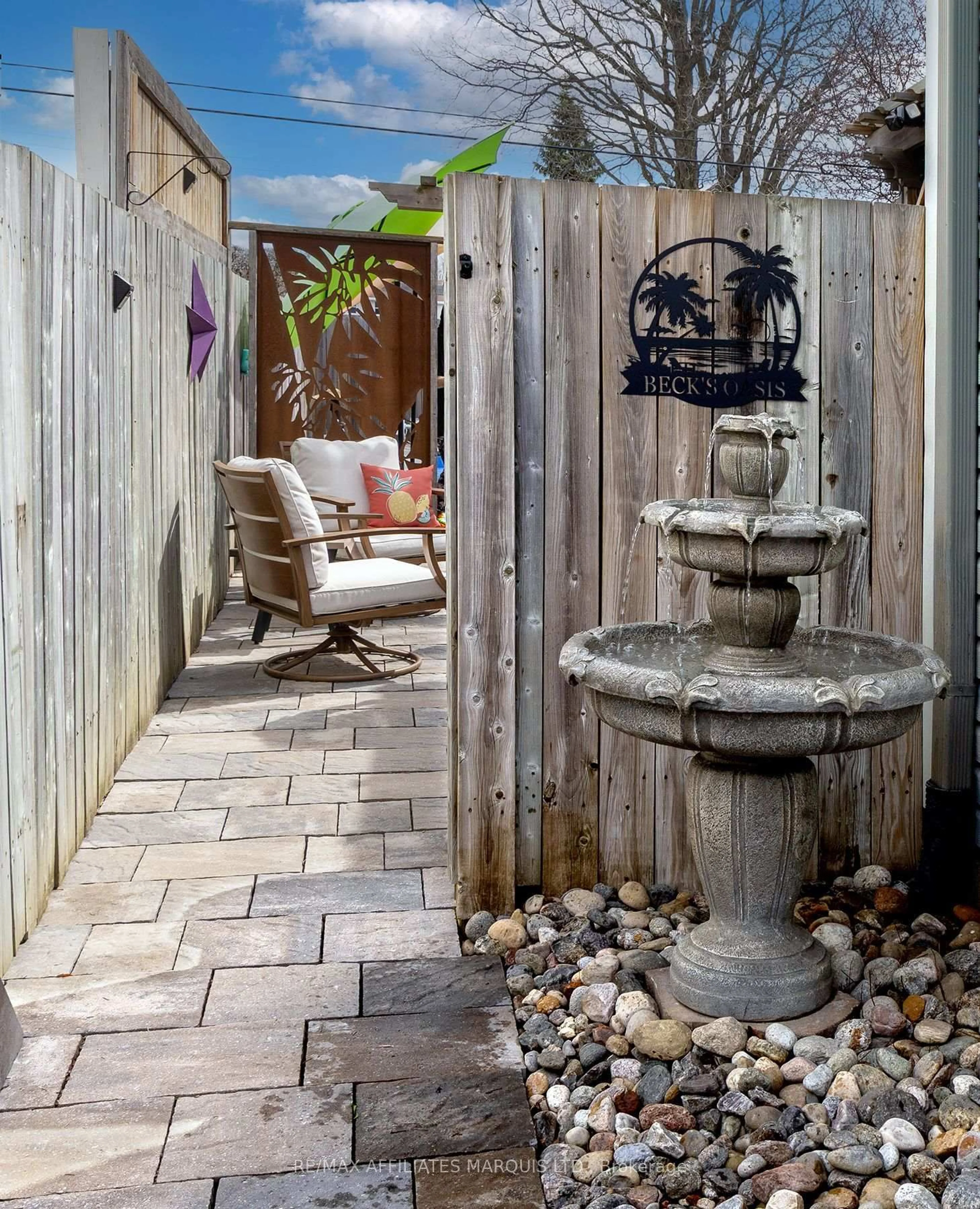 Patio, street for 5518 Bridlewood Crt, South Dundas Ontario K0E 1K0