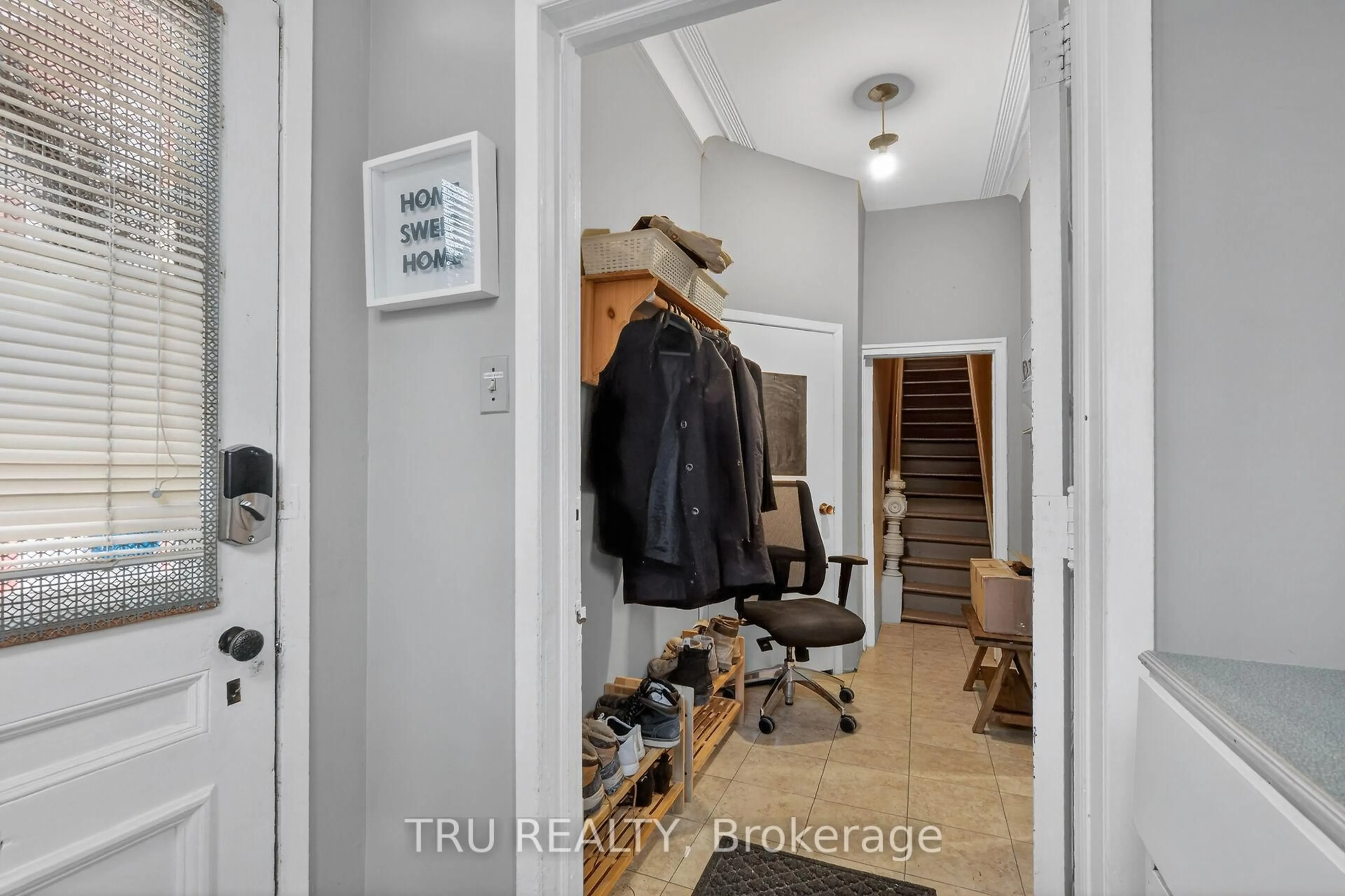 Indoor entryway for 84 James St, Ottawa Ontario K1R 5M3