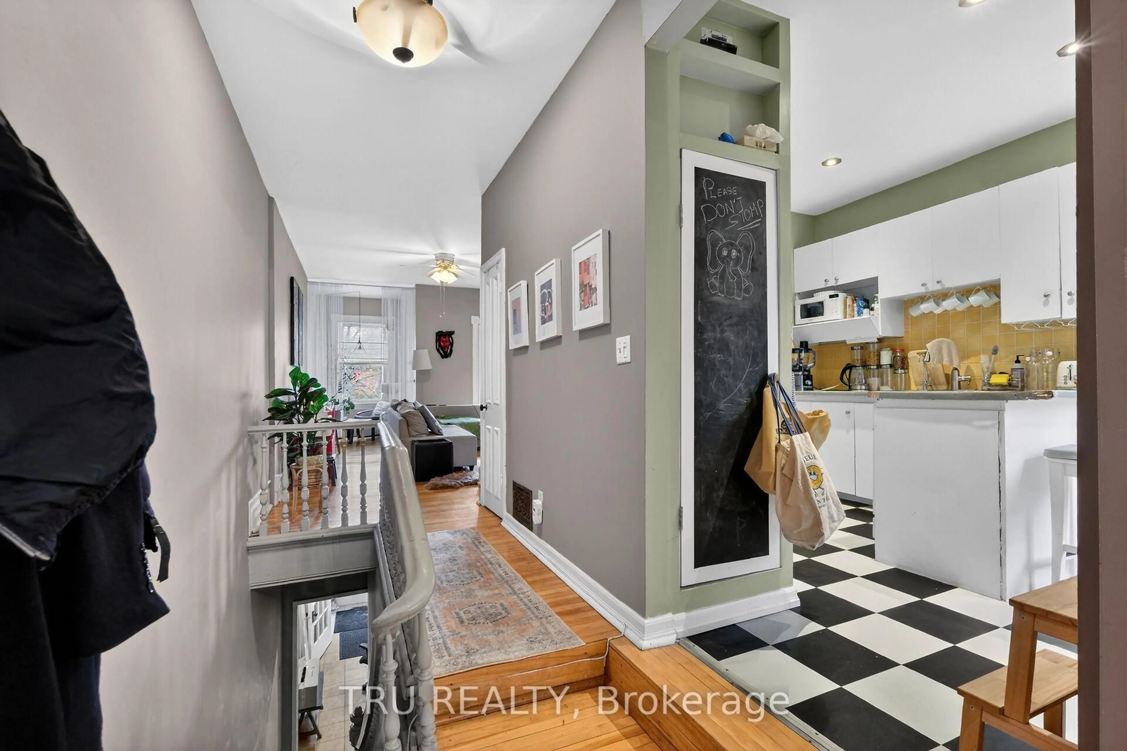 Indoor entryway for 84 James St, Ottawa Ontario K1R 5M3