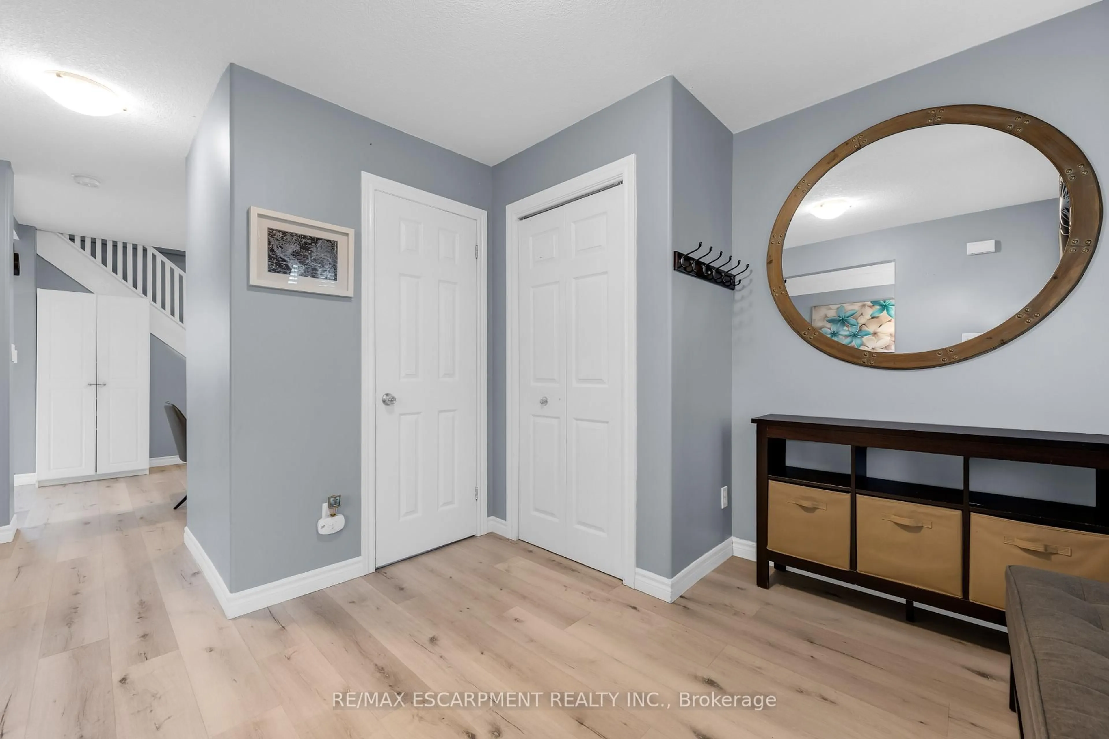 Indoor entryway for 221 Julian Ave, Hamilton Ontario L8H 5S2