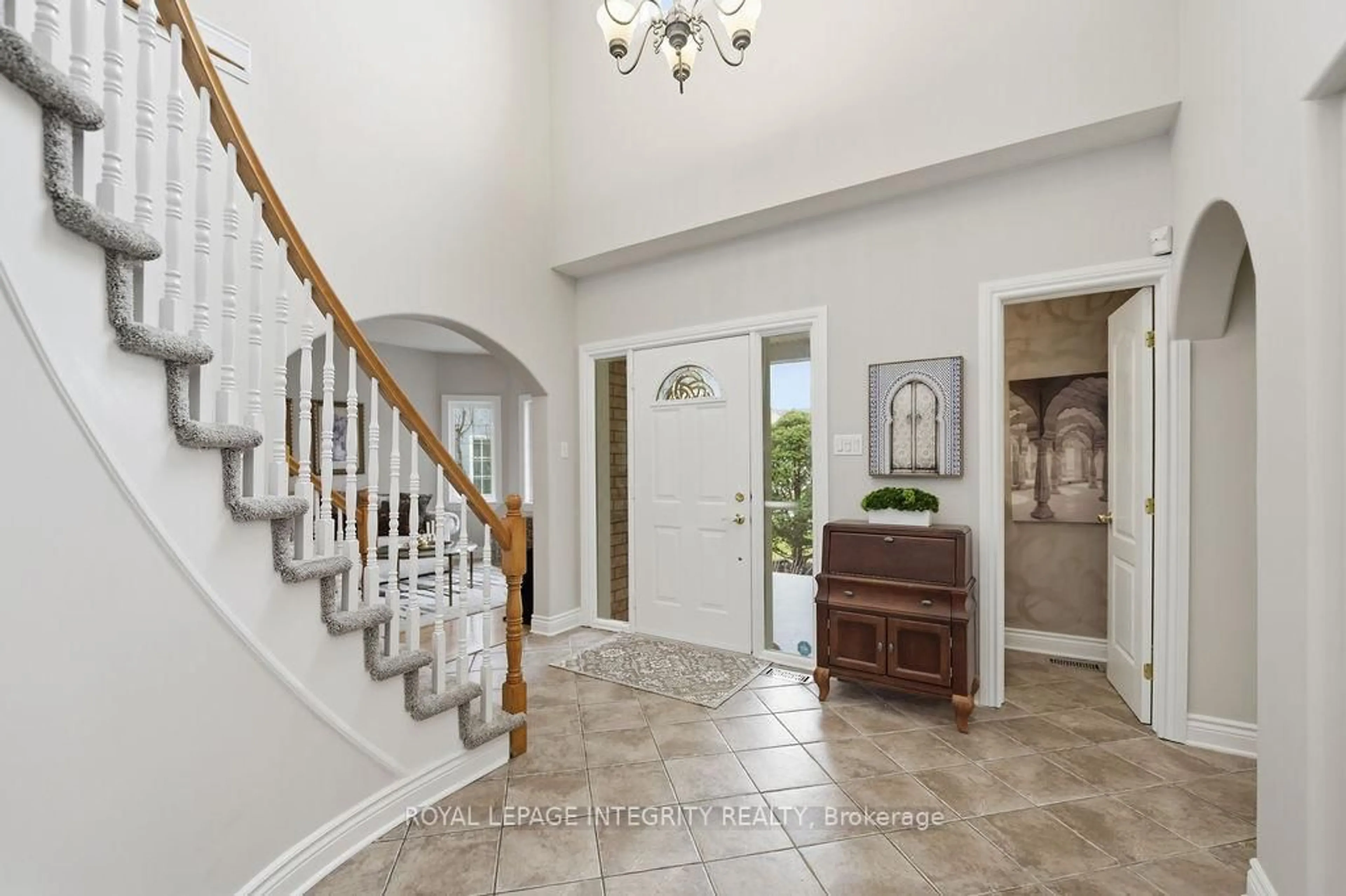 Indoor foyer for 136 Shaughnessy Cres, Ottawa Ontario K2K 2N3