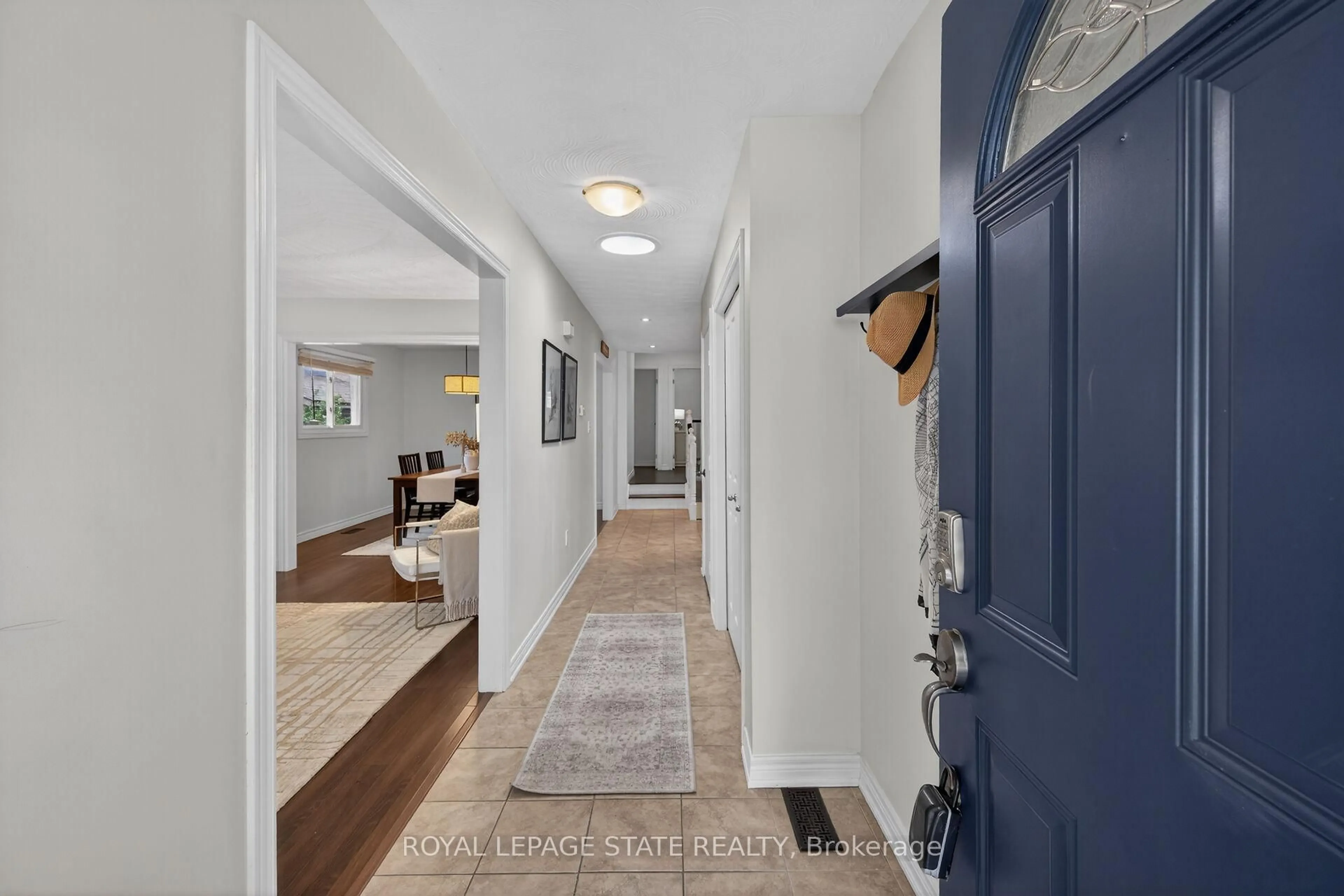 Indoor entryway for 55 Horizon Crt, Hamilton Ontario L9B 1W9