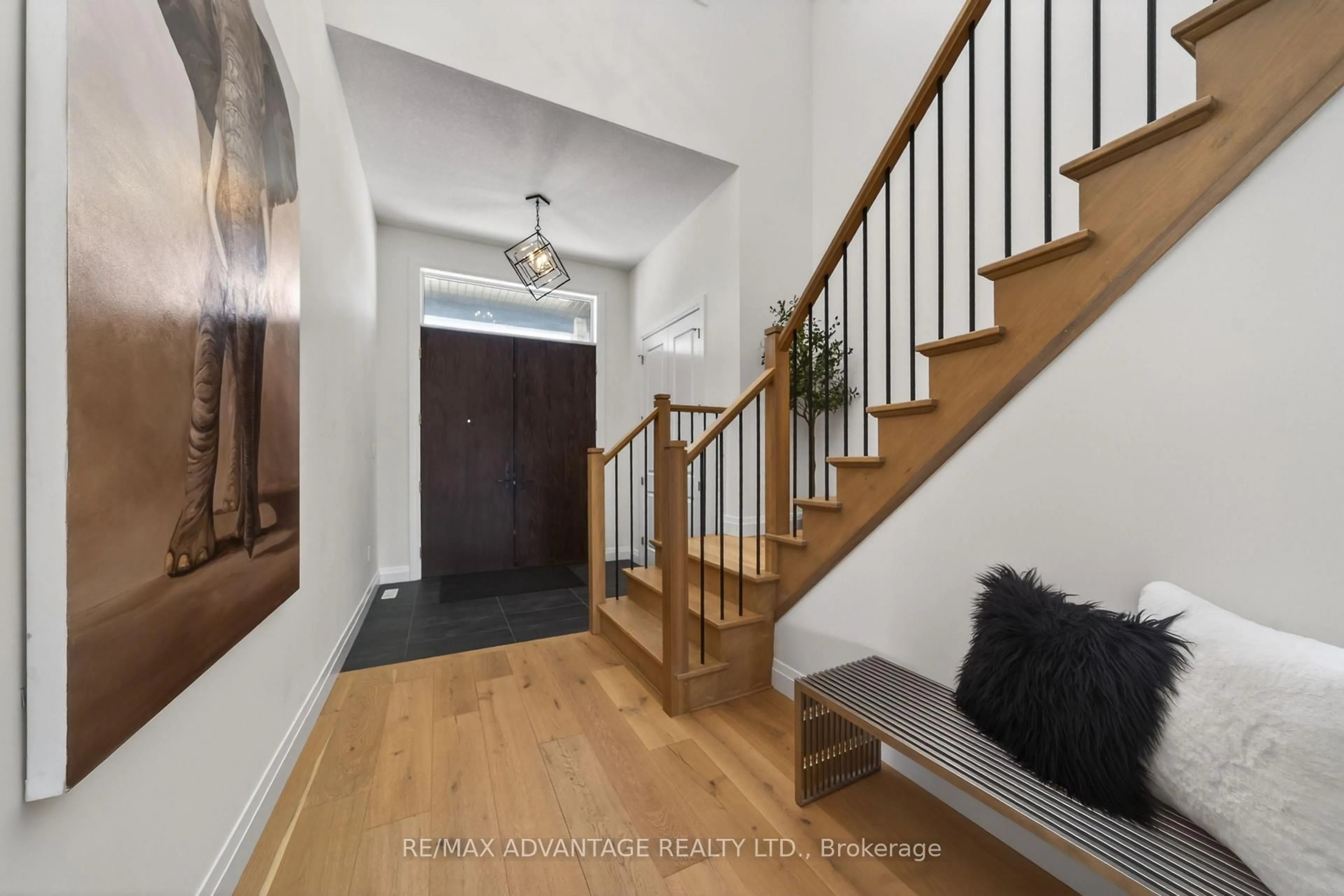 Indoor foyer for 2156 Tokala Tr, London North Ontario N6G 0G7