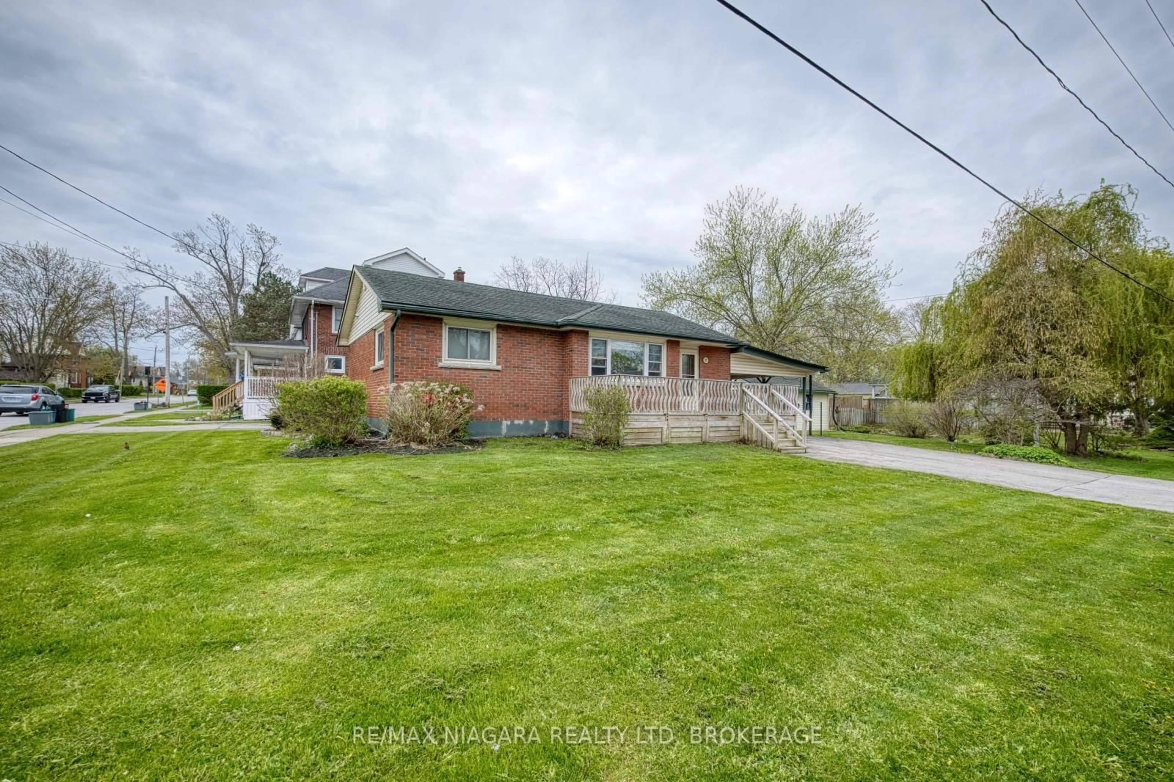 A pic from outside/outdoor area/front of a property/back of a property/a pic from drone, street for 301 Highland Ave, Fort Erie Ontario L2A 2Y1