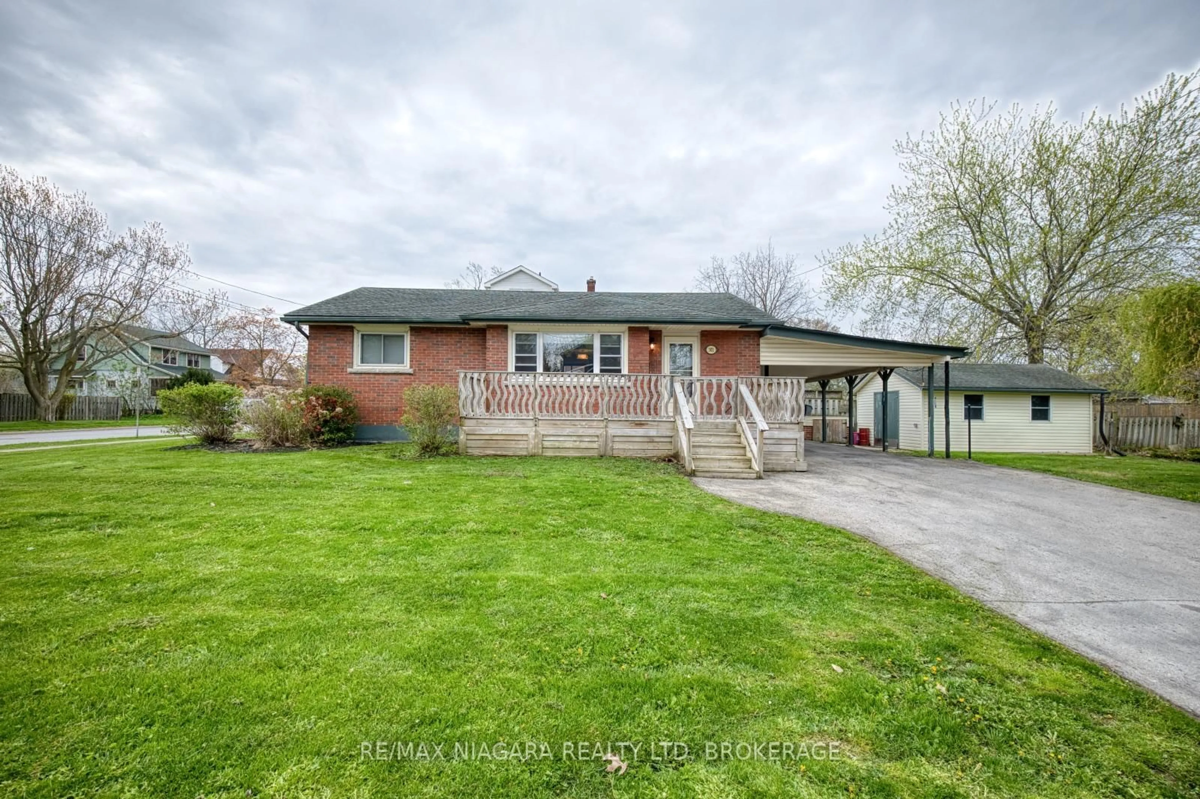 A pic from outside/outdoor area/front of a property/back of a property/a pic from drone, street for 301 Highland Ave, Fort Erie Ontario L2A 2Y1