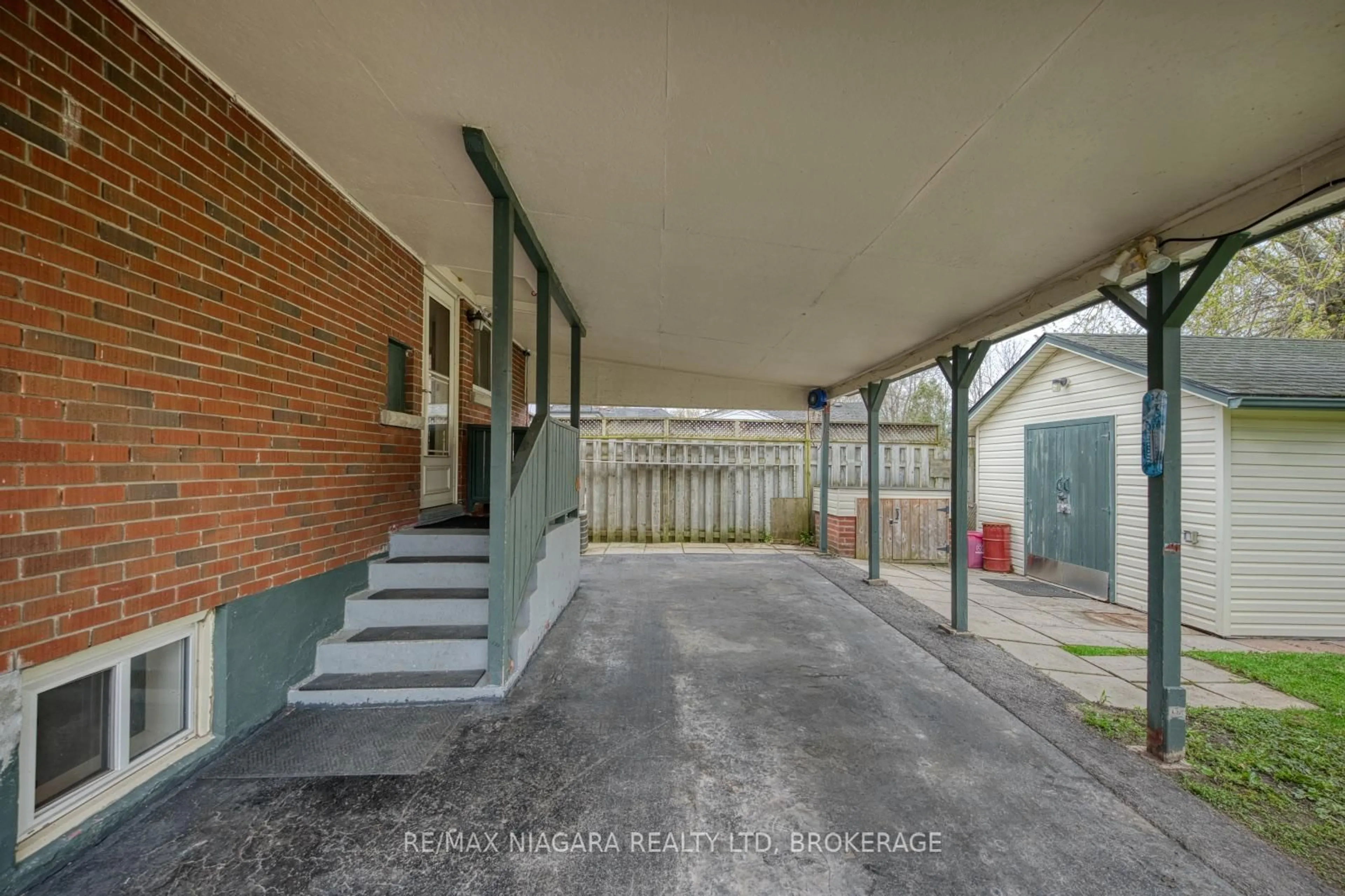 A pic from outside/outdoor area/front of a property/back of a property/a pic from drone, street for 301 Highland Ave, Fort Erie Ontario L2A 2Y1