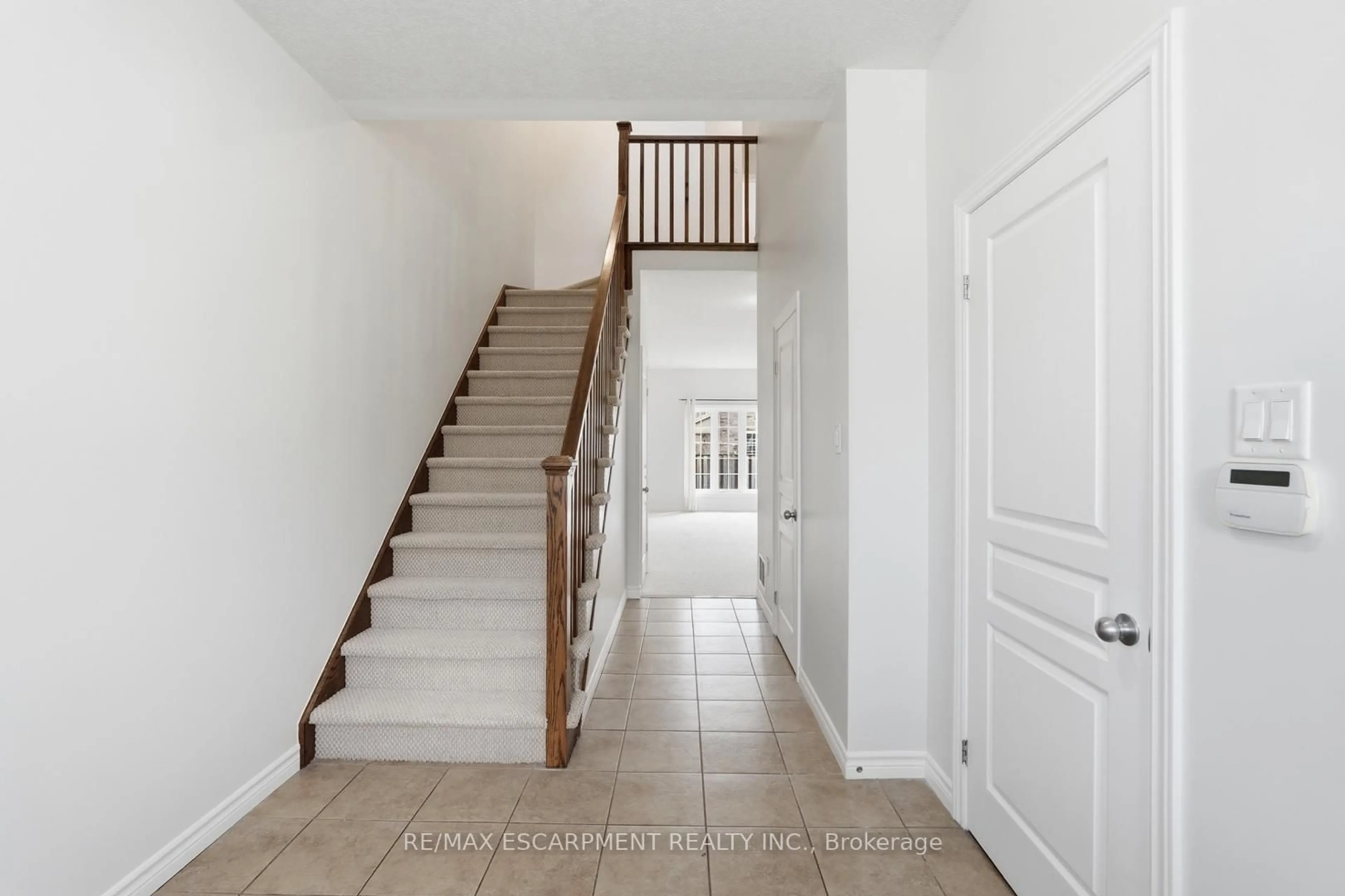 Indoor entryway for 99 PANABAKER Dr #35, Hamilton Ontario L9G 0A3