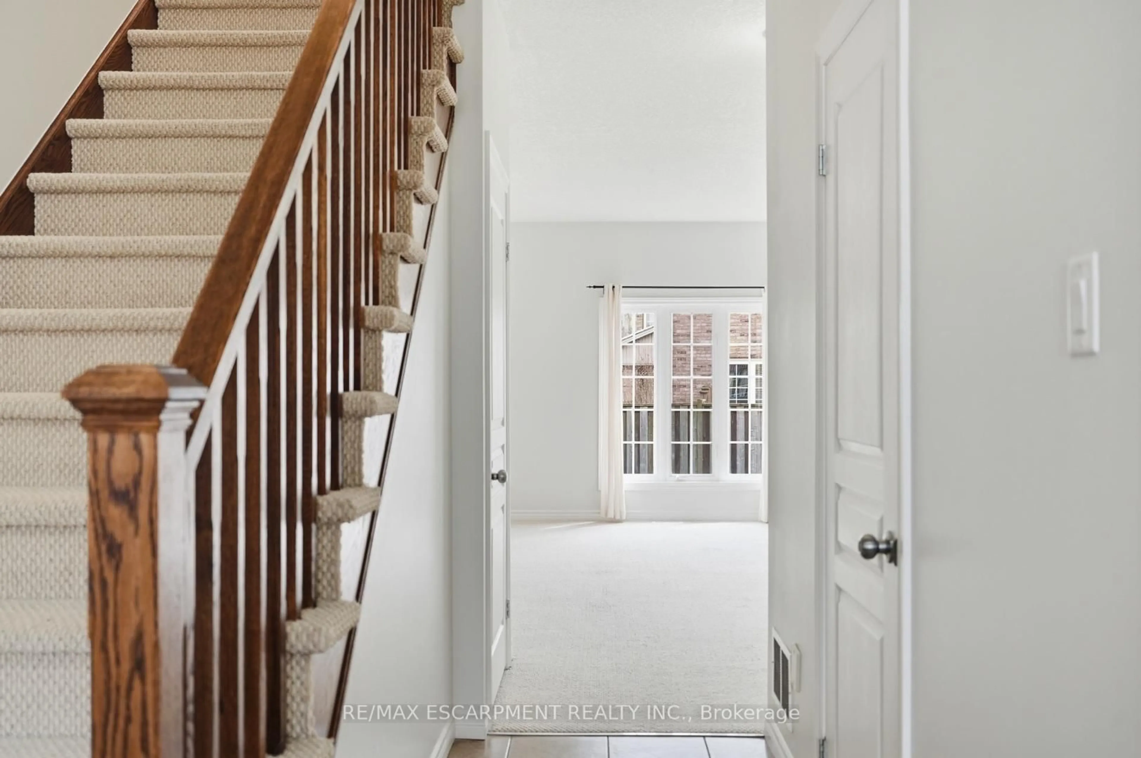 Indoor entryway for 99 PANABAKER Dr #35, Hamilton Ontario L9G 0A3