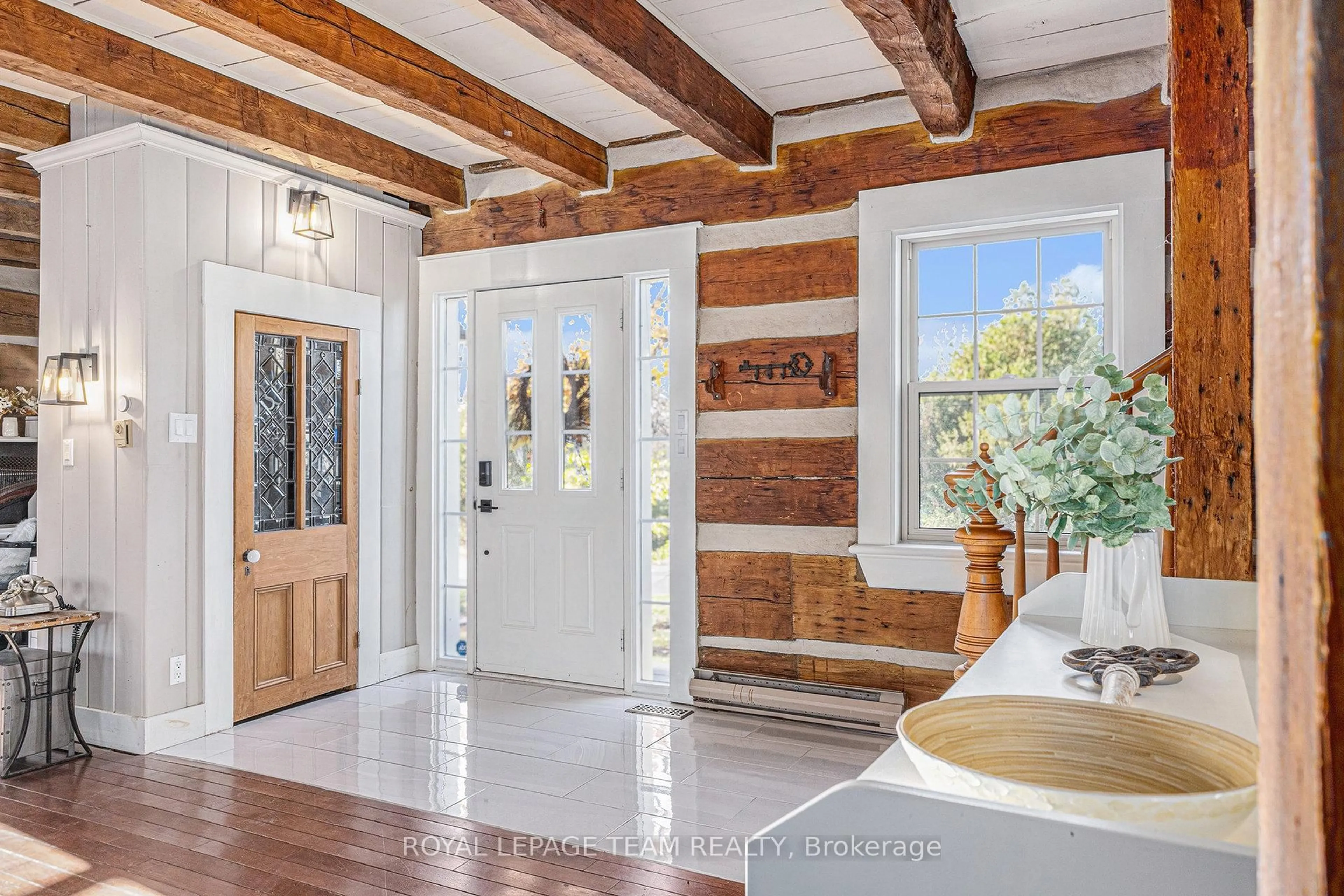Indoor entryway for 140 Creek Dr, Fitzroy Harbour Ontario K0A 1X0