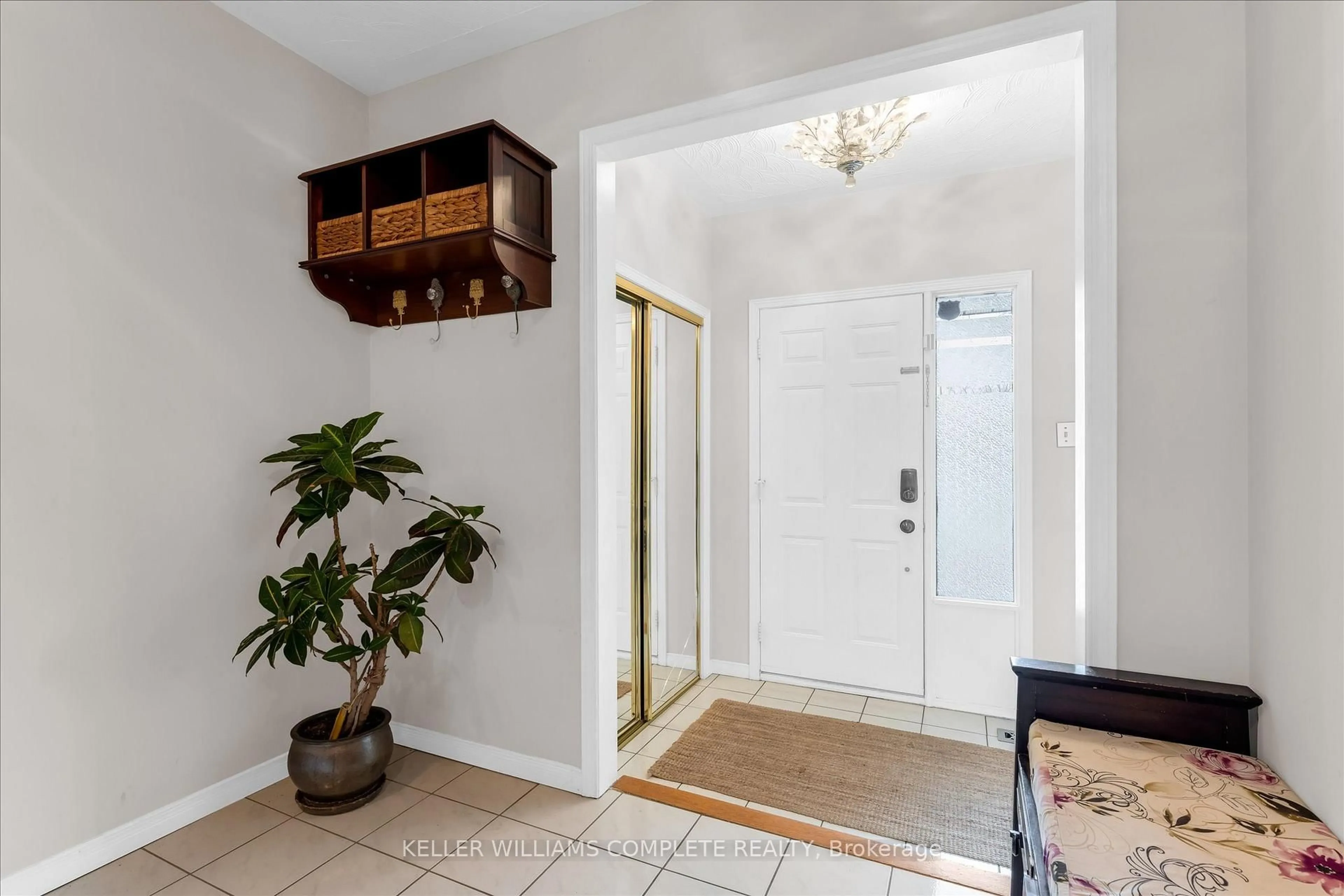Indoor entryway for 16 Homeland Ave, Hamilton Ontario L8E 4X2