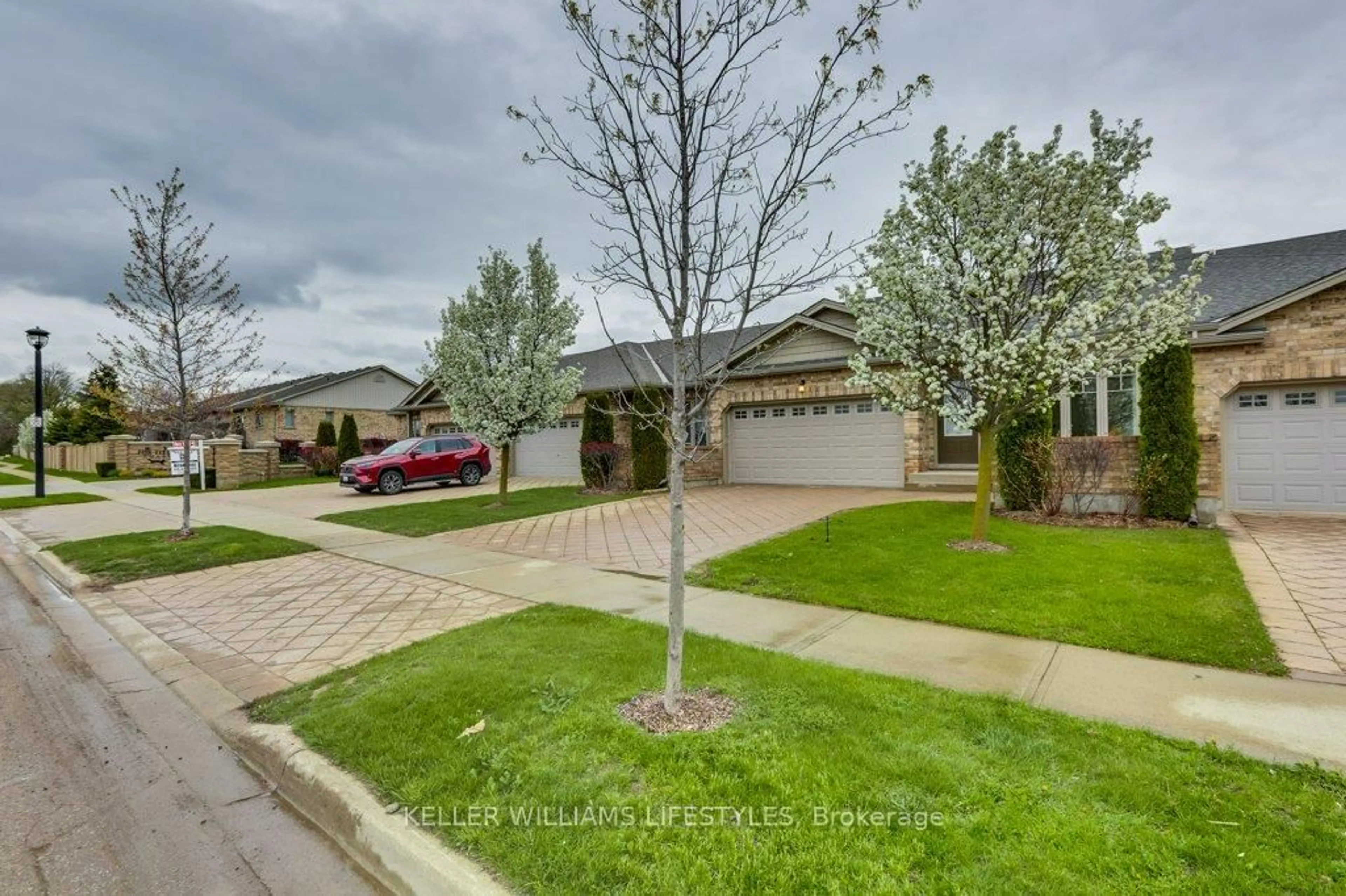 A pic from outside/outdoor area/front of a property/back of a property/a pic from drone, street for 2090 Denview Ave, London North Ontario N6G 0J5