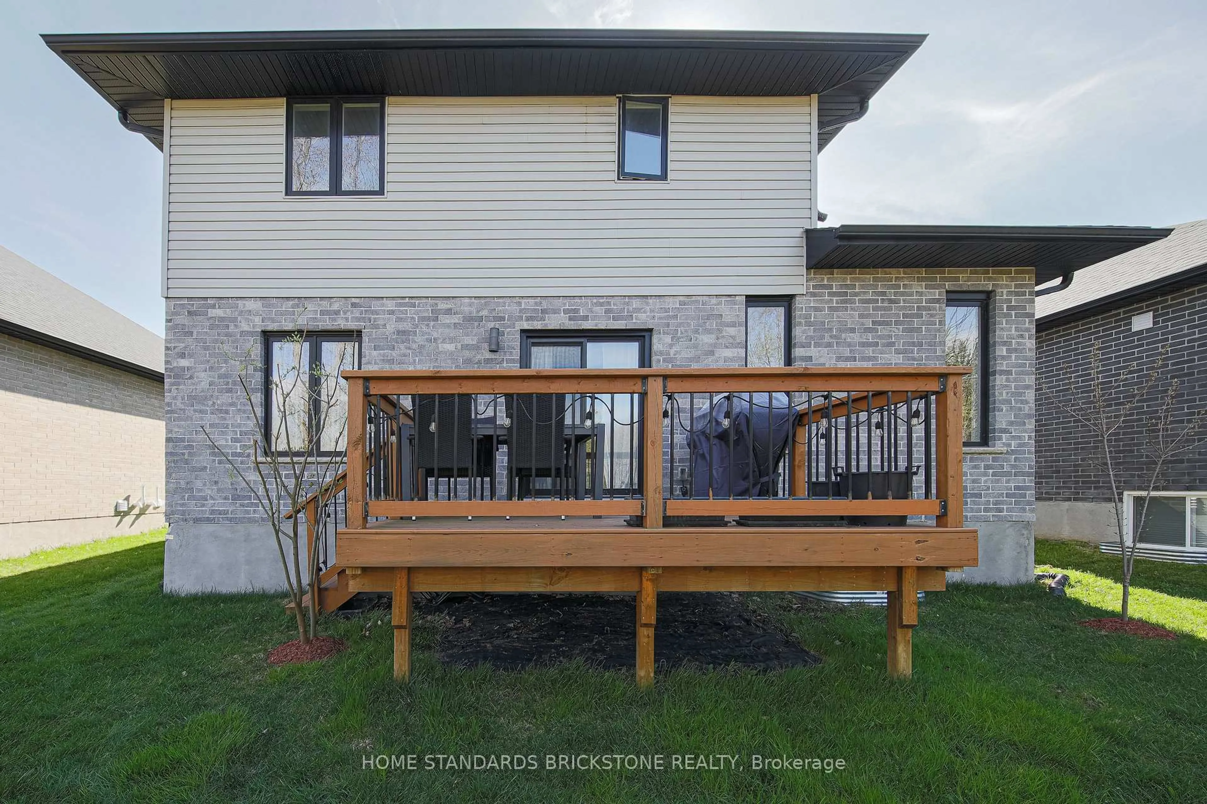 Patio, building for 1450 North Wenige Dr #27, London North Ontario N5X 0L6