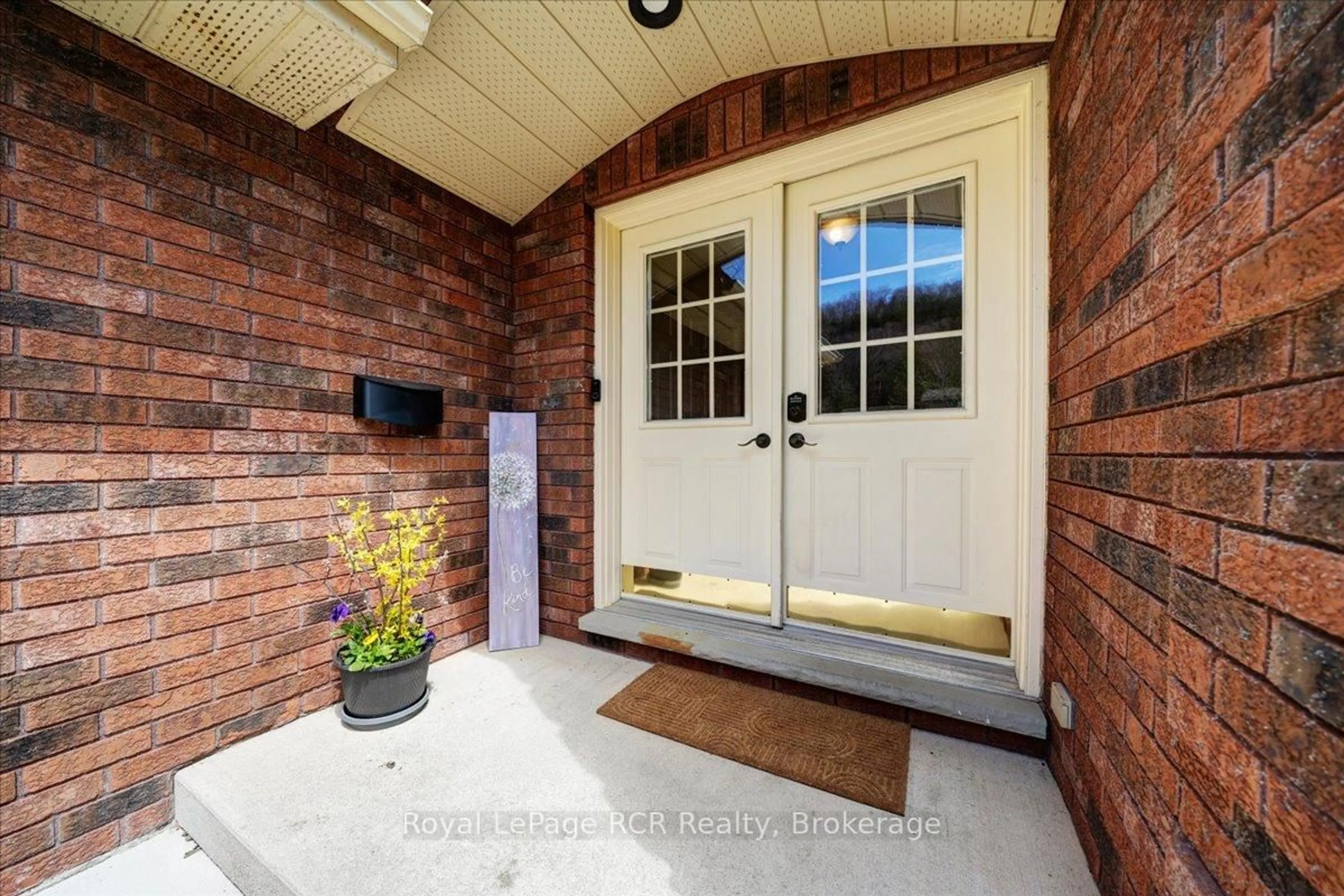 Indoor entryway for 303 6th Ave, Owen Sound Ontario N4K 6H9