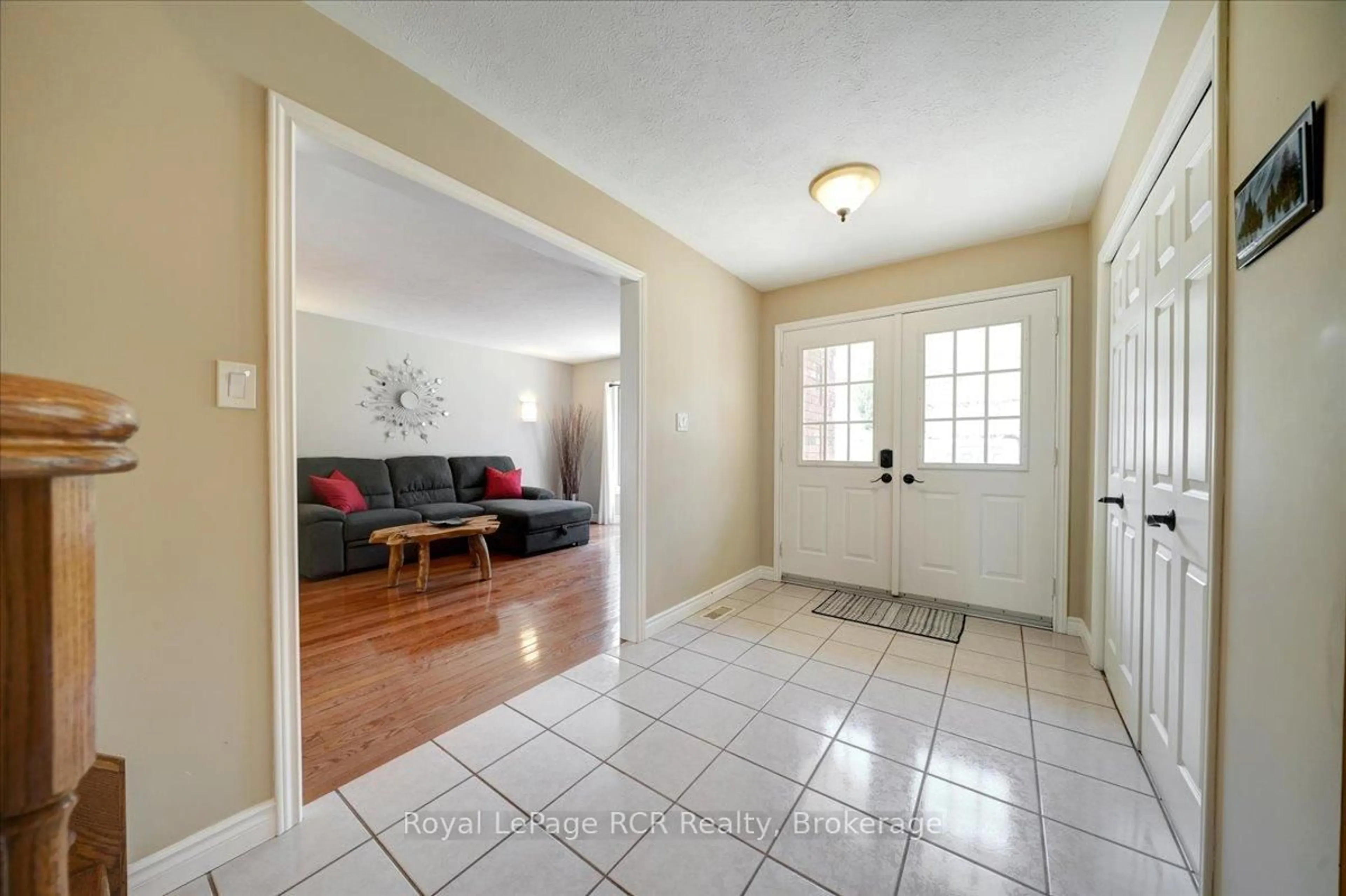 Indoor entryway for 303 6th Ave, Owen Sound Ontario N4K 6H9
