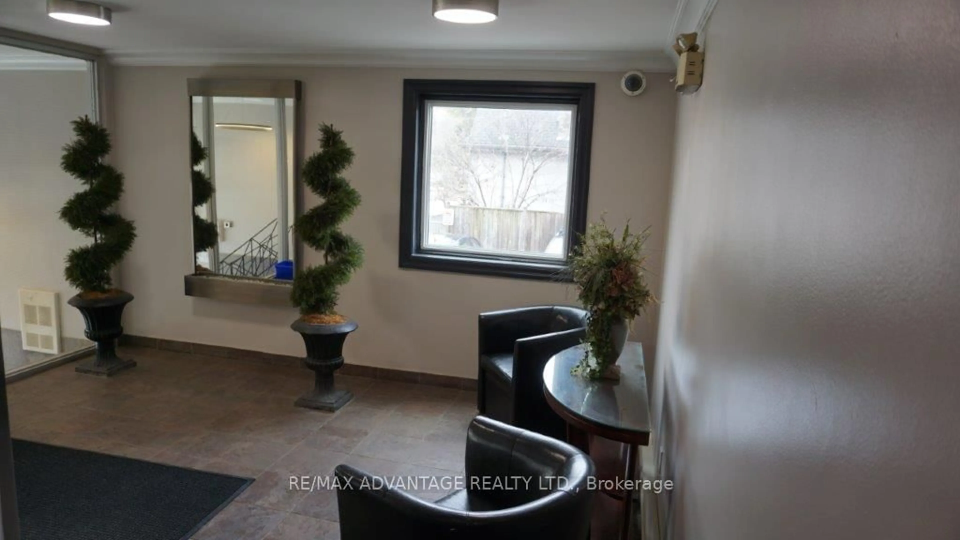Indoor foyer for 570 William St #605, London East Ontario N6B 3E9