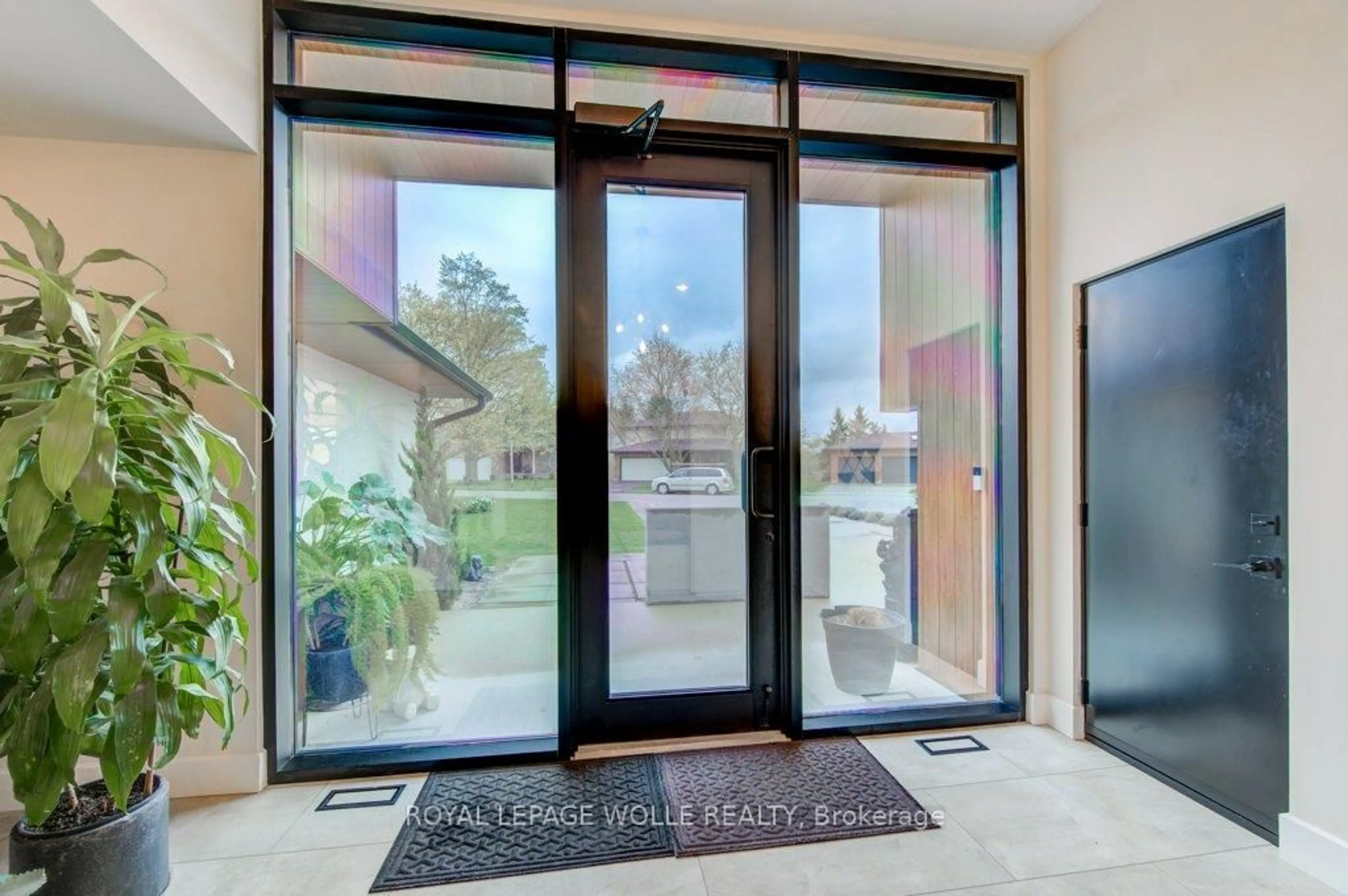Indoor entryway for 112 Mitchell St, North Dumfries Ontario N0B 1E0