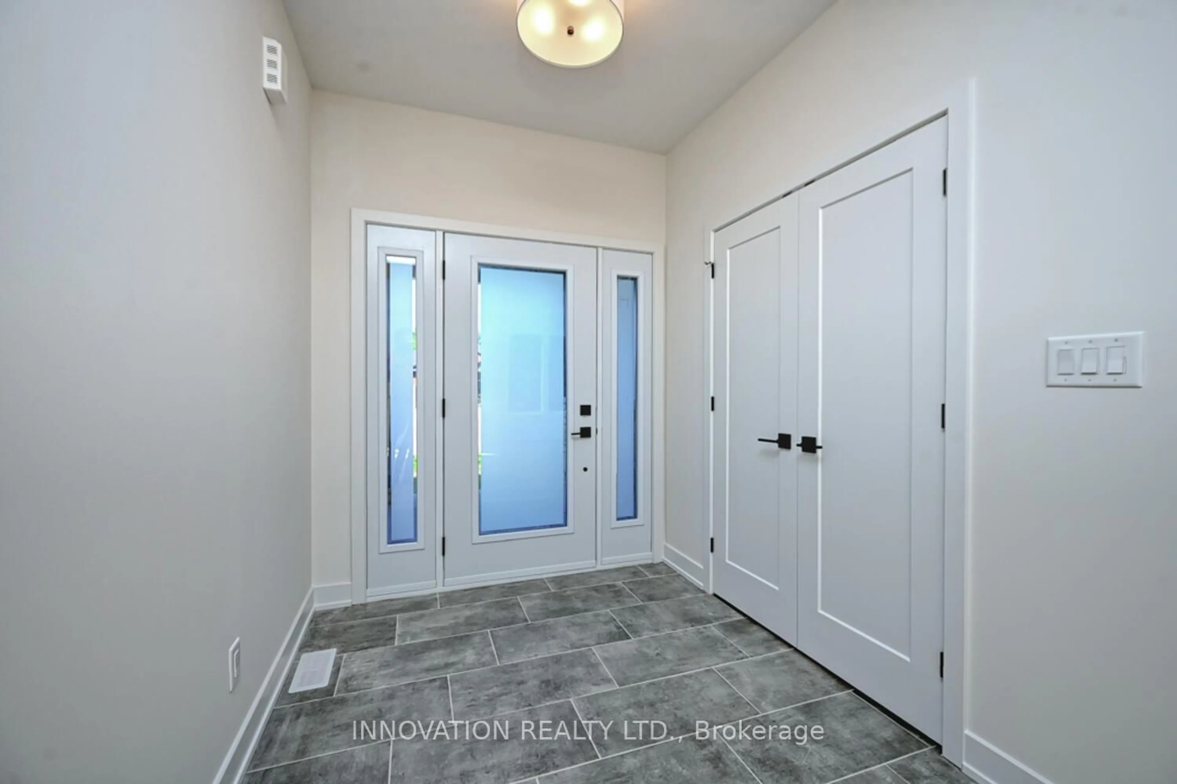 Indoor entryway for 10460 St John St, North Dundas Ontario K0E 1S0
