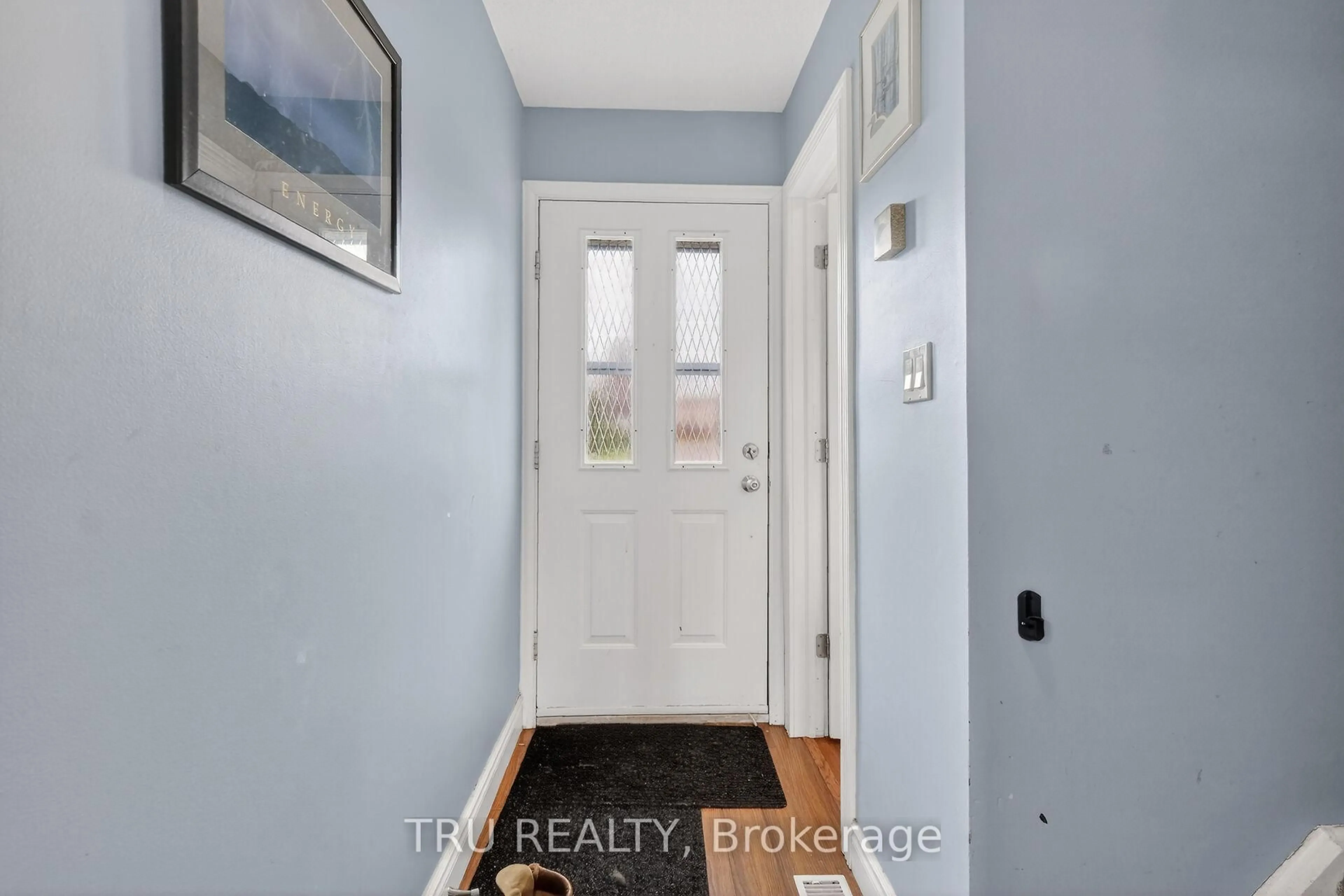 Indoor entryway for 369 Mockingbird Dr, Orleans Ontario K1E 2A6