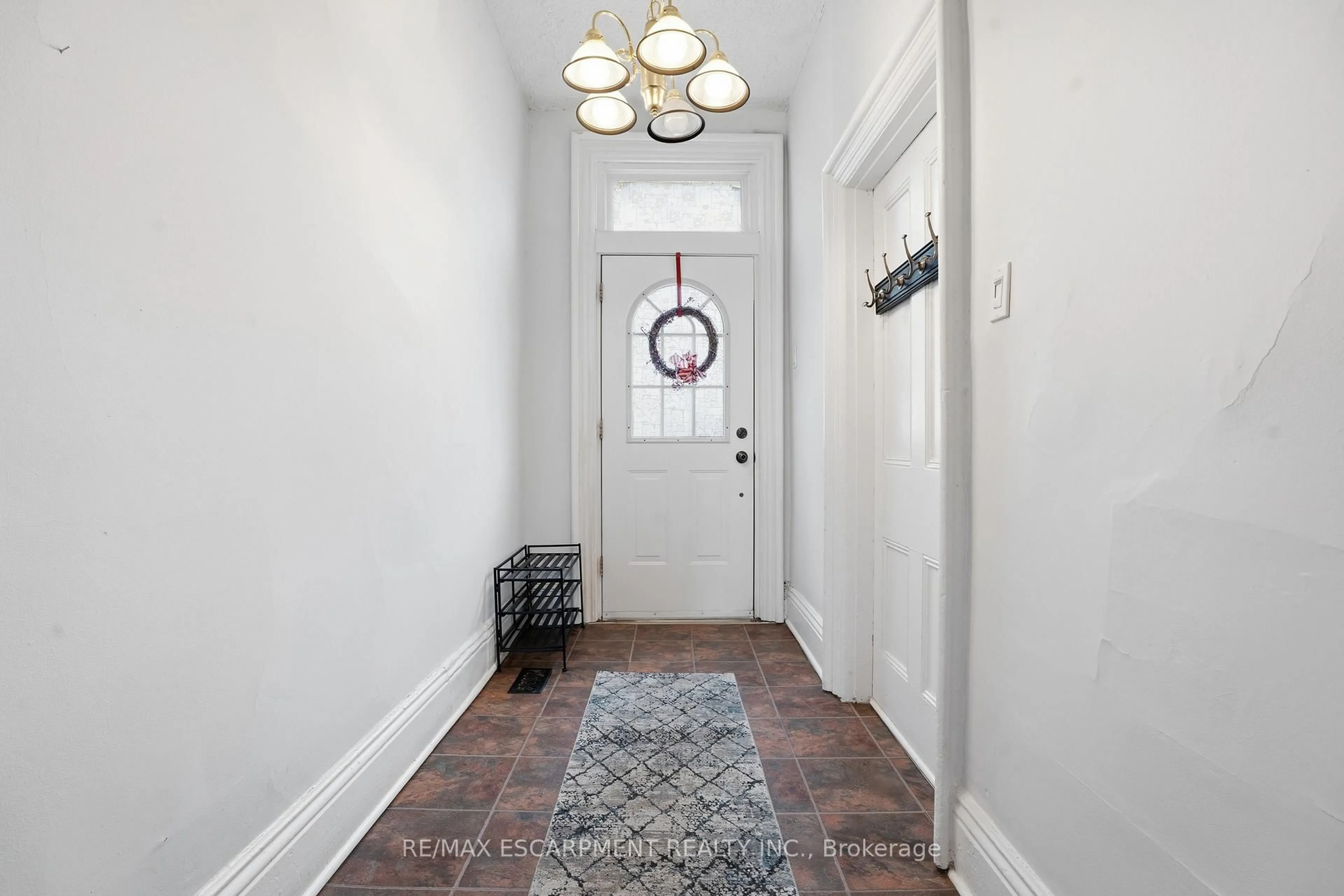 Indoor entryway for 137 MARKET St, Hamilton Ontario L8R 1N7