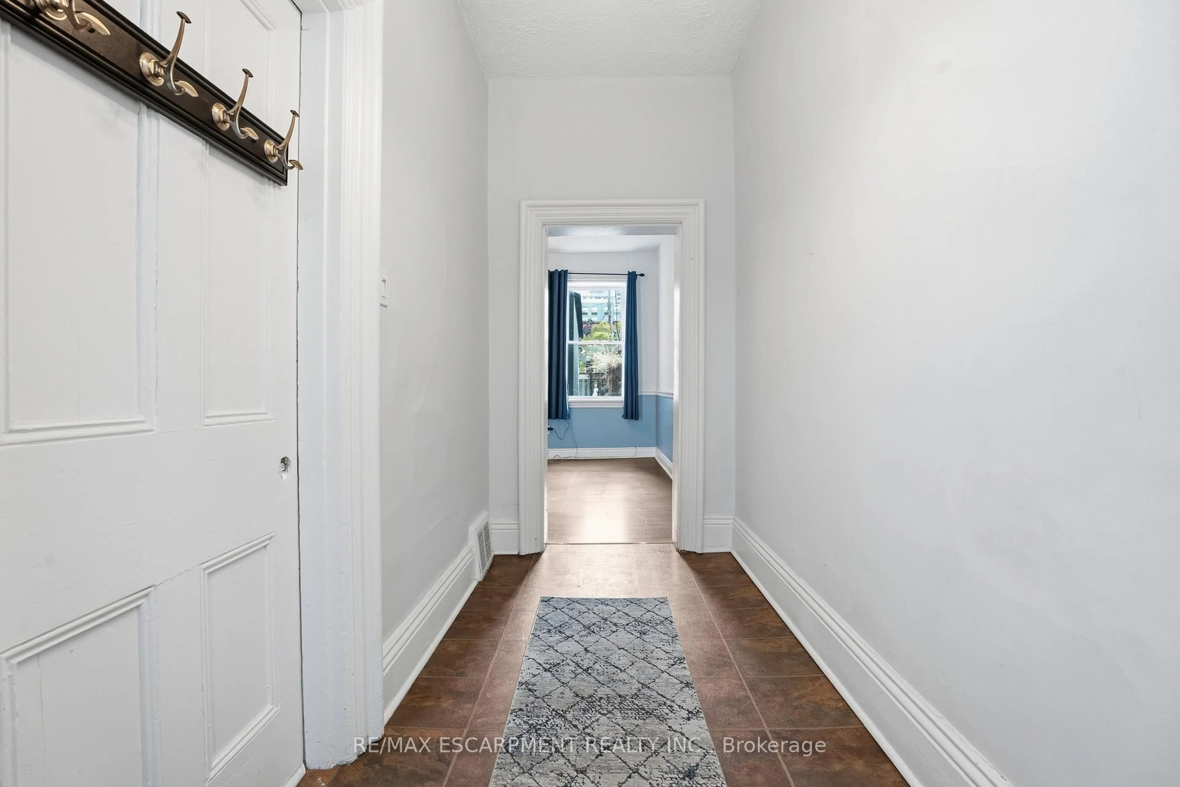 Indoor entryway for 137 MARKET St, Hamilton Ontario L8R 1N7