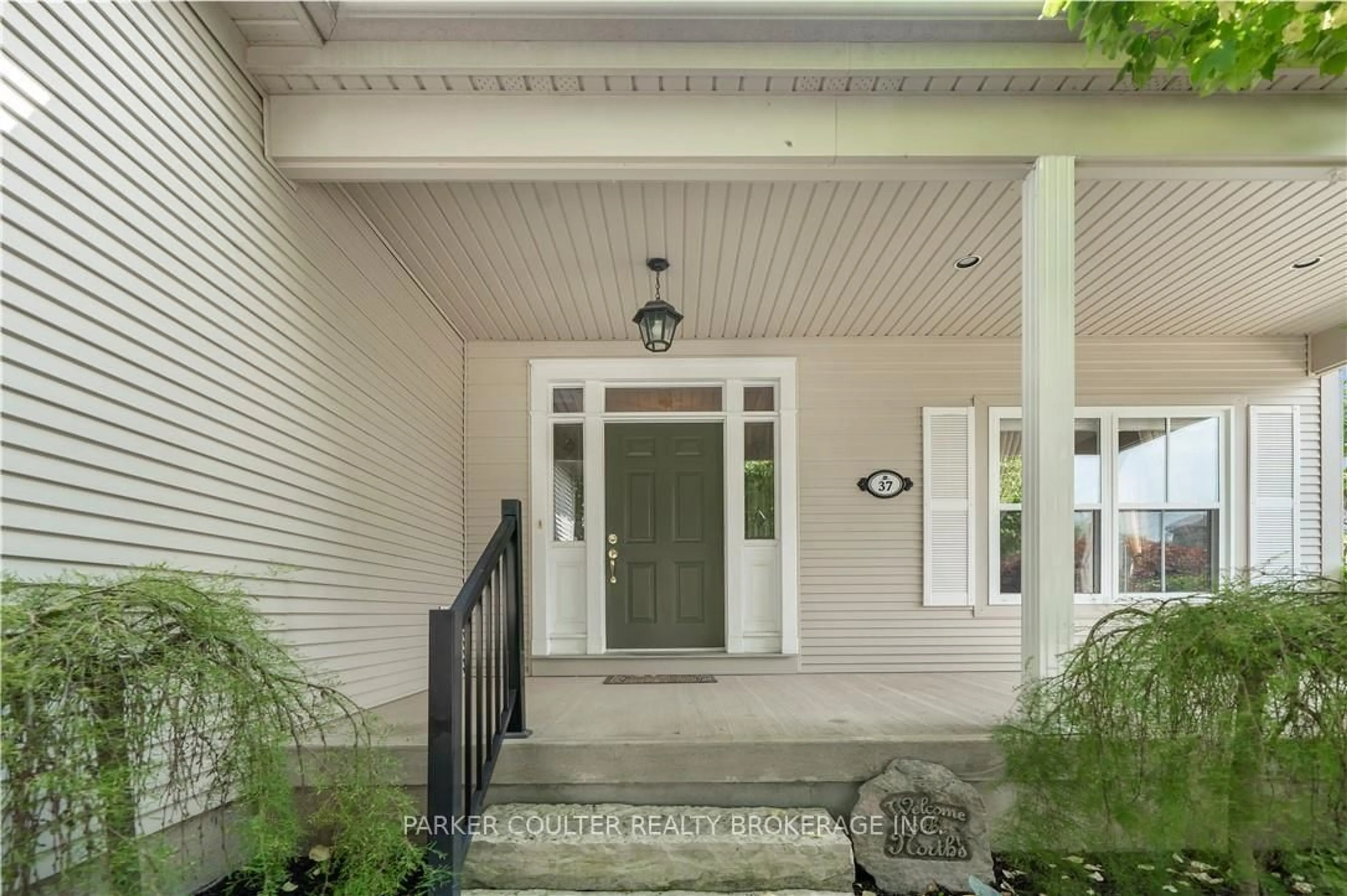 Indoor entryway for 37 Kirkwood Dr, Niagara-on-the-Lake Ontario L0S 1J0