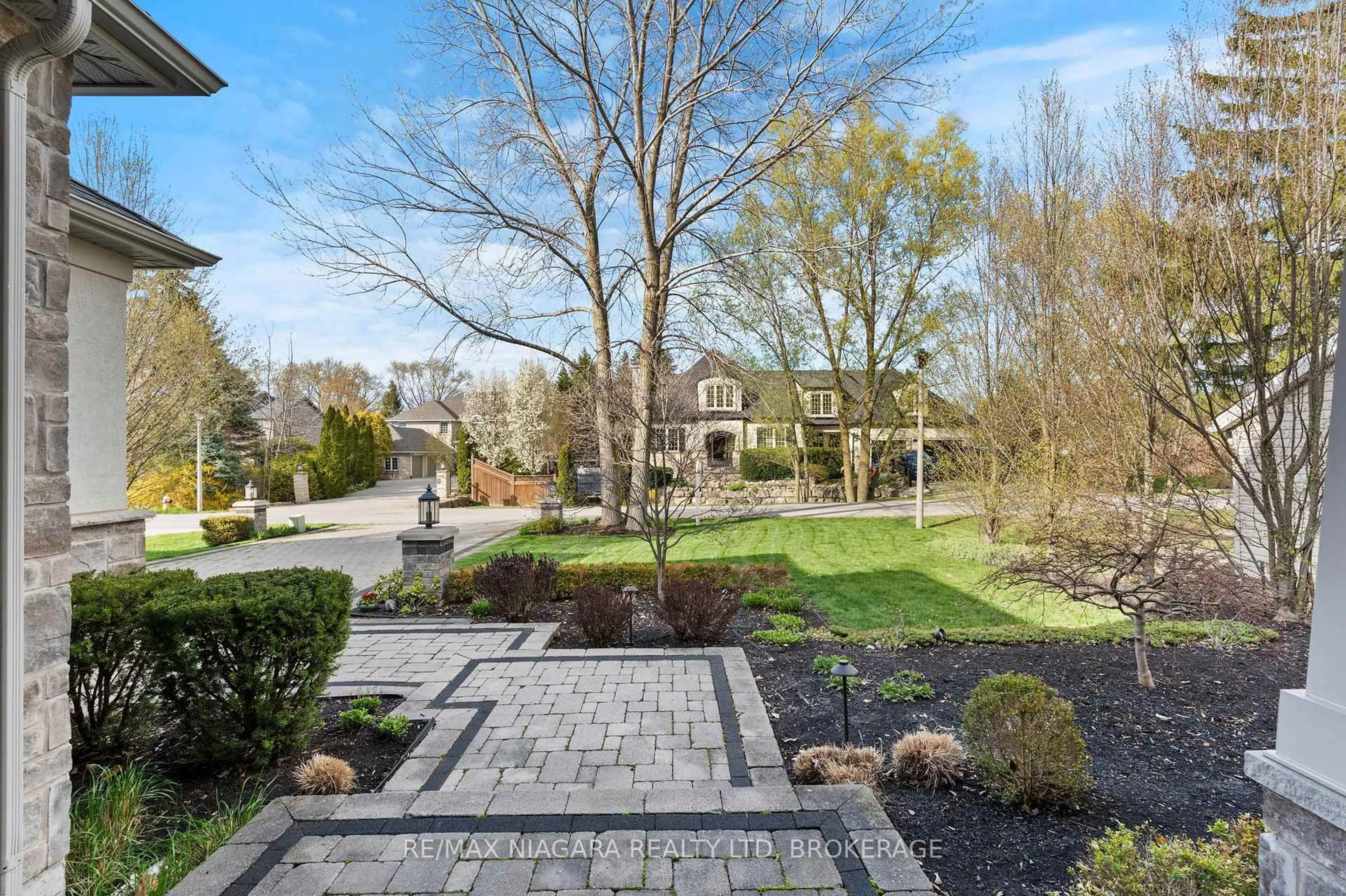 Patio, street for 272 Anne St, Niagara-on-the-Lake Ontario L0S 1J0